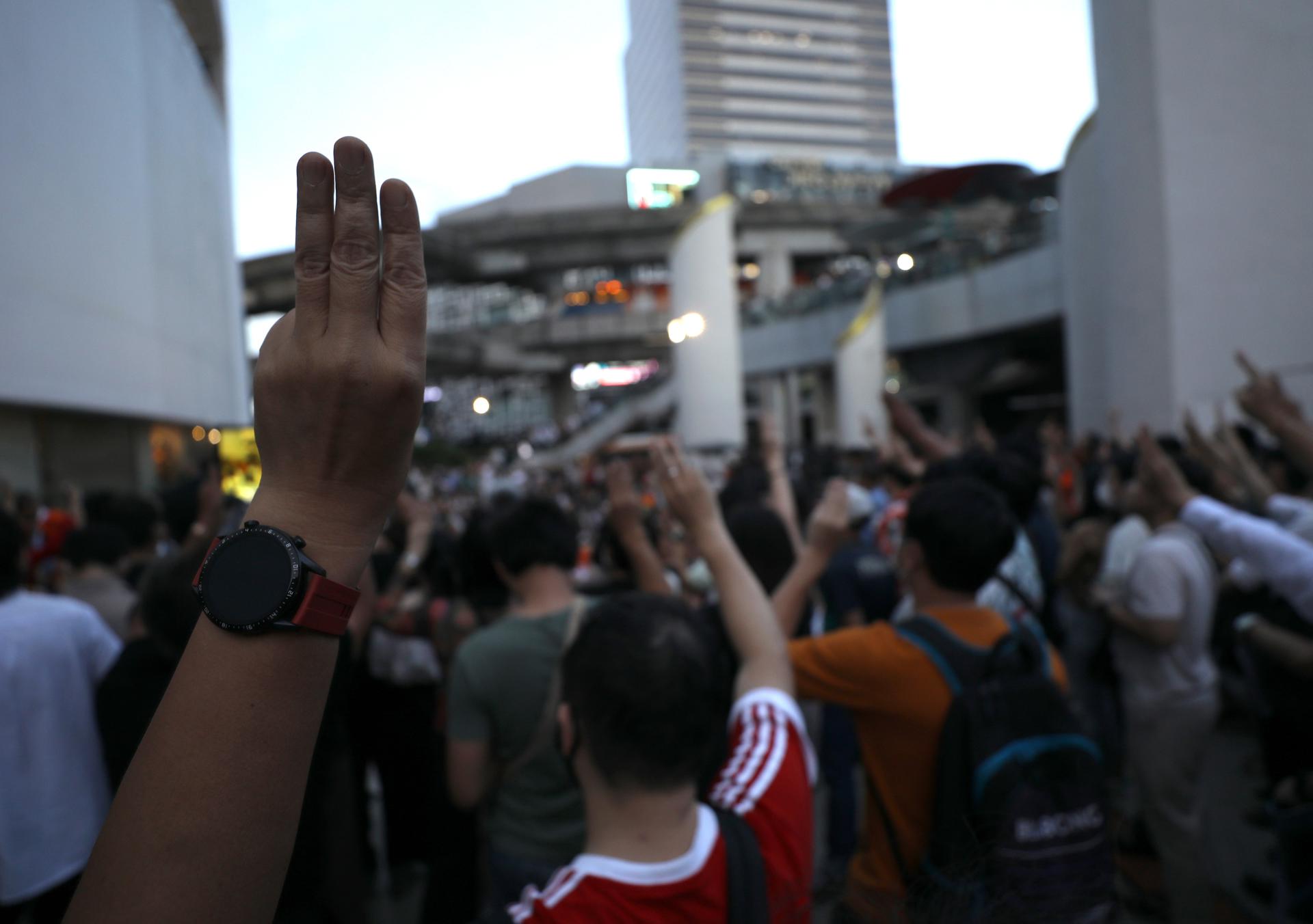 Supporters of Move Forward Party's leader and its prime ministerial candidate Pita Limjaroenrat flash the three-finger salute as they gather for a protest against the Thai Senate outside the Bangkok Art and Culture Centre in Bangkok, Thailand, 14 July 2023. Hundreds of people gathered to protest against the Senate after the election front-runner Pita Limjaroenrat failed to secure a crucial vote to become Thailand's next prime minister in a joint session of the House of Representatives and Senate on 13 July. A majority of senators opposed voting for him. (Protestas, Tailandia) EFE/EPA/NARONG SANGNAK
