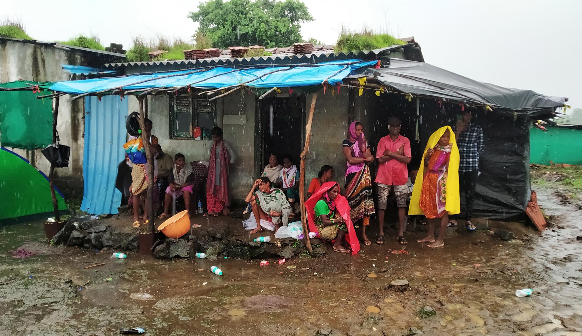 People take shelter after a landslide in Nambrachiwadi, Maharashtra, India, on 20 July 2023. EFE/EPA/DIVYAKANT SOLANKI