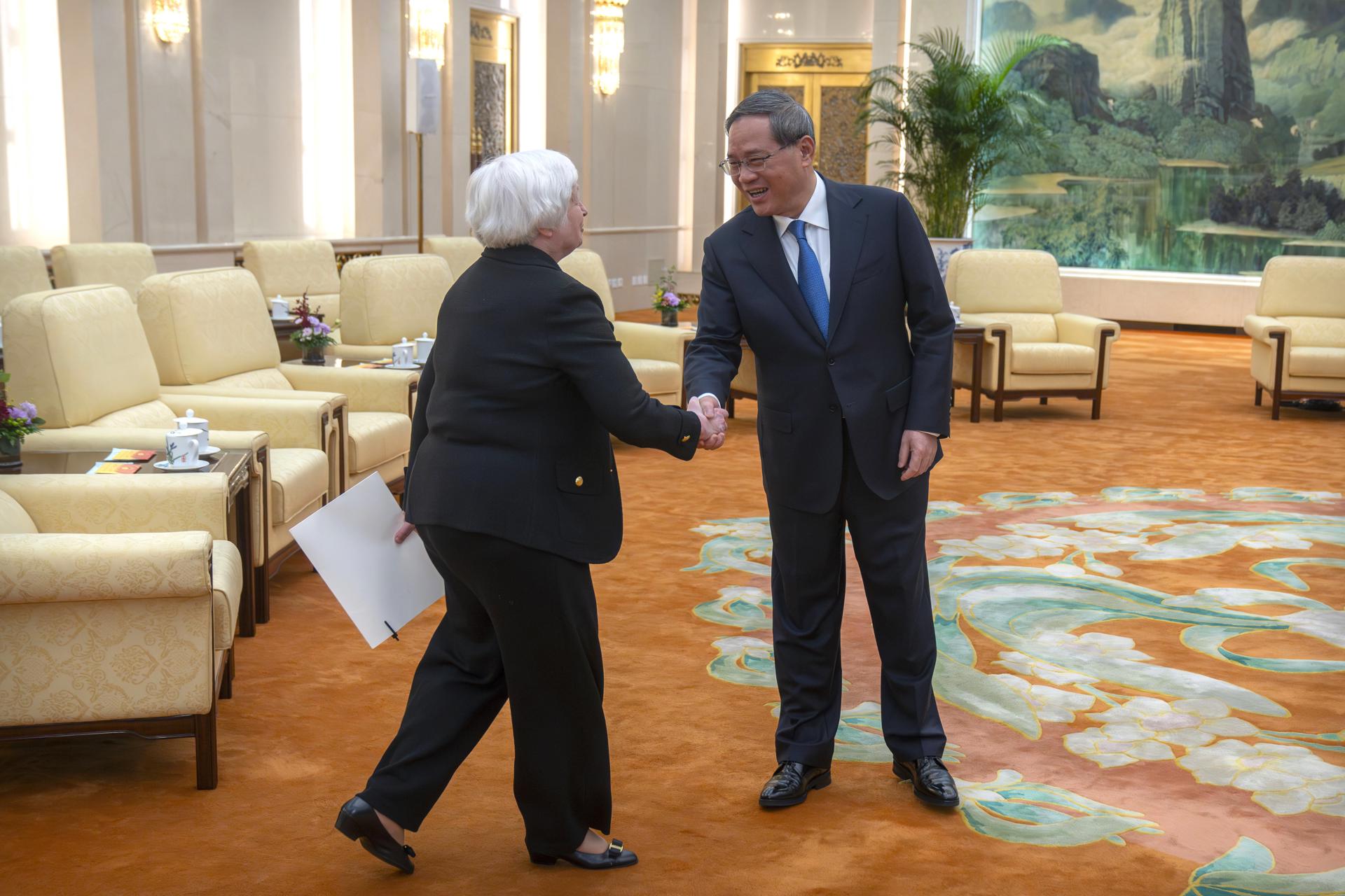 Chinese Premier Li Qiang (R) shakes hands with US Treasury Secretary Janet Yellen (L), during a meeting at the Great Hall of the People in Beijing, China, 07 July 2023. EFE-EPA/Mark Schiefelbein / POOL
