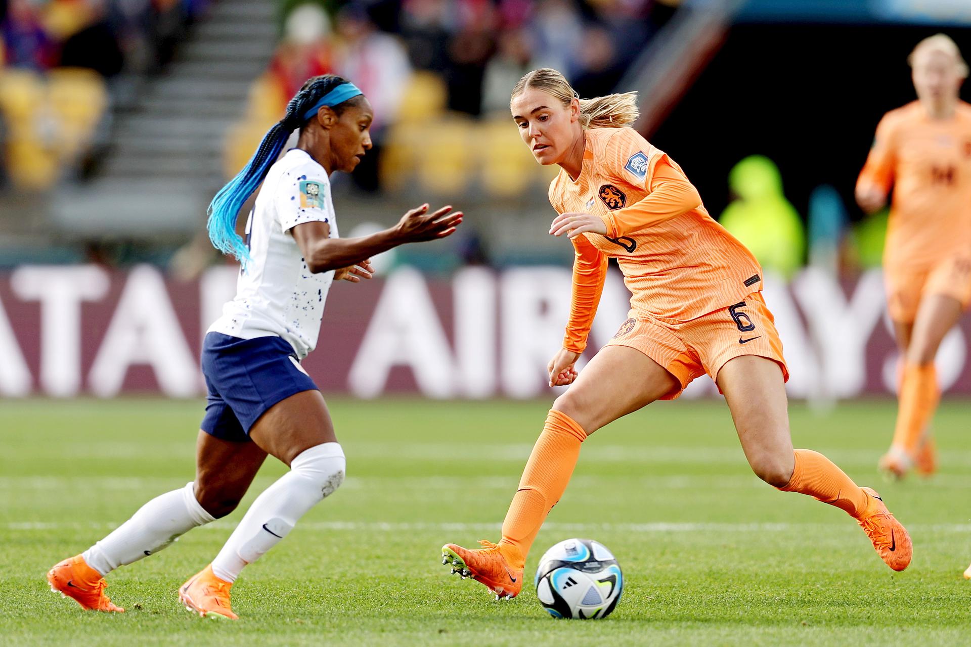Jill Roord (R) of the Netherlands fights for the ball with Crystal Soubier of the USA during the FIFA Women's World Cup Group E match in Wellington, New Zealand. EFE/EPA/RITCHIE B. TONGO