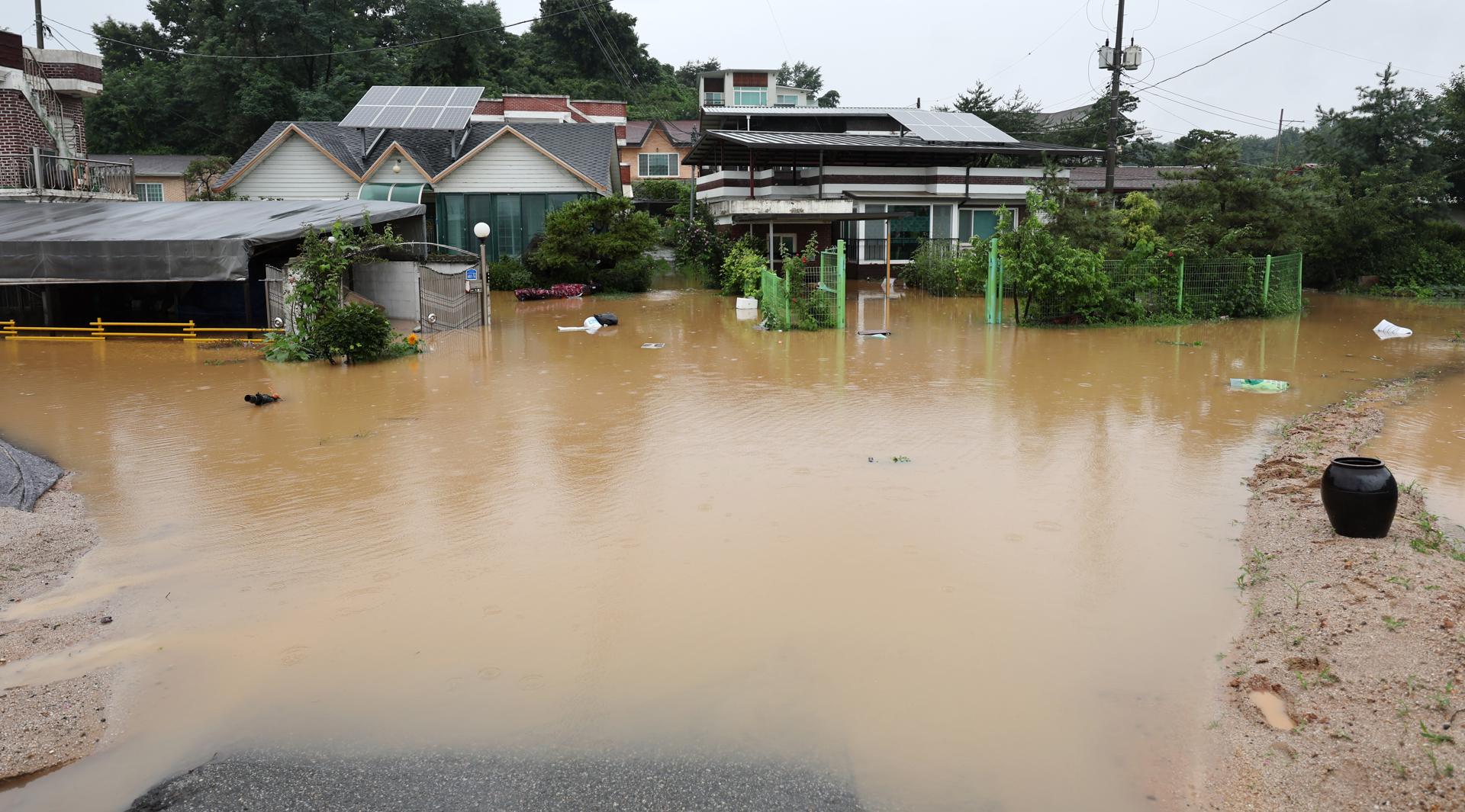 Houses are flooded after torrential rain in the central city of Cheongju, South Korea 15 July 2023. EFE-EPA/YONHAP SOUTH KOREA OUT
