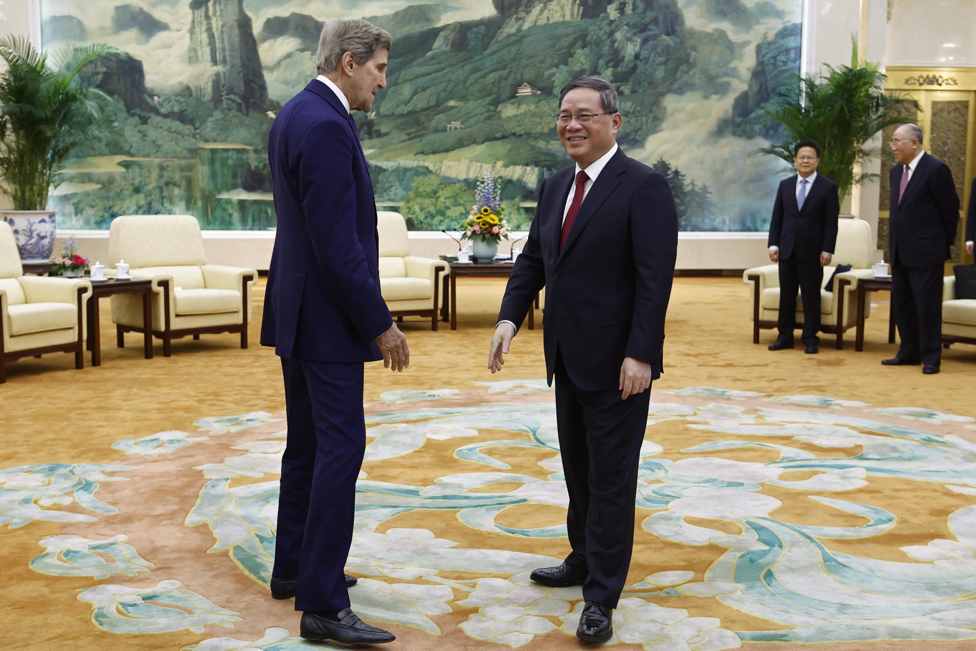 Beijing (China), 18/07/2023.- US Special Presidential Envoy for Climate John Kerry (L) and Chinese Premier Li Qiang (C) attend a meeting at the Great Hall of the People in Beijing, China, 18 July 2023. EFE/EPA/FLORENCE LO / POOL
