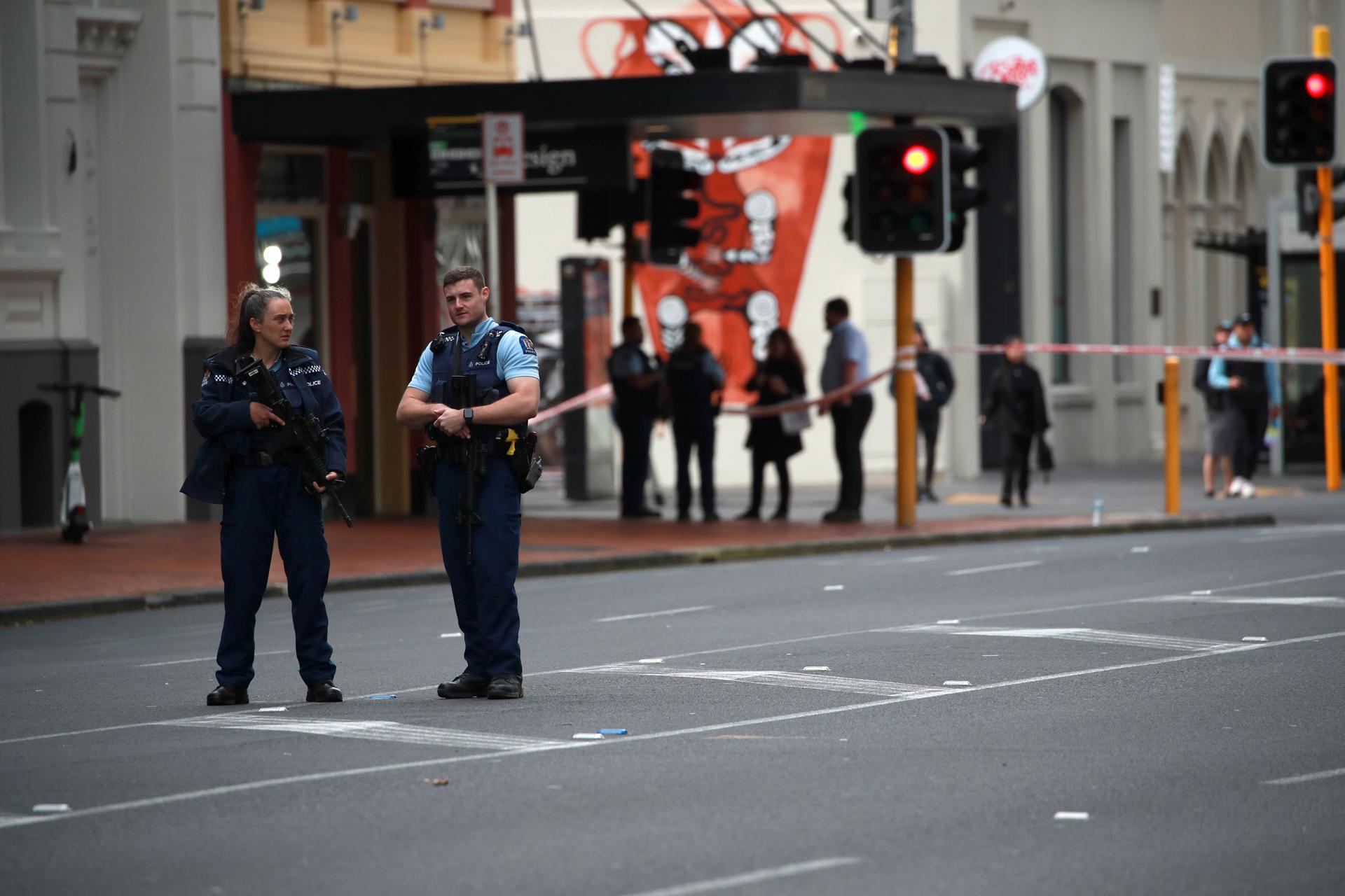 Police stand guard at a cordoned off area near the site of a shooting, in Queen Street, Auckland, New Zealand, 20 July 2023. EFE/EPA/HOW HWEE YOUNG
