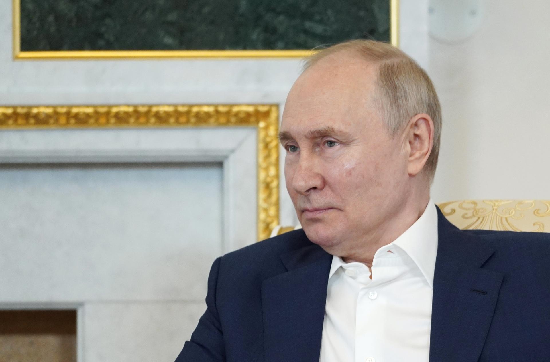 O presidente russo, Vladimir Putin, durante reunião com o presidente bielorrusso em São Petersburgo, Rússia, no domingo. EFE/EPA/ALEXANDER DEMYANCHUK / KREMLIN / POOL