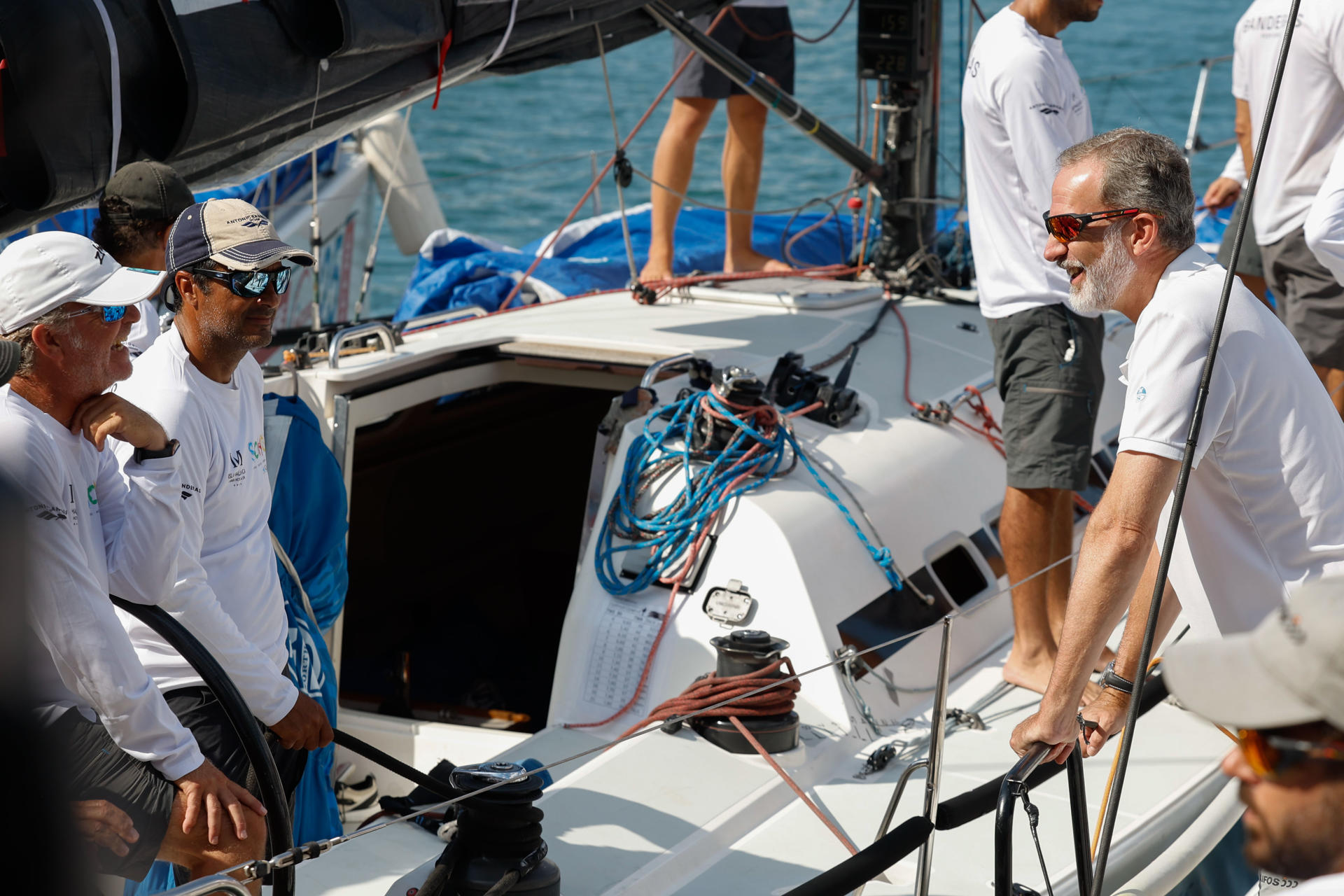 Felipe VI se embarca en el Aifos para participar en la primera regata de la Copa de vela