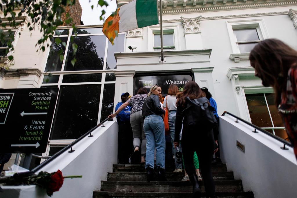 Personas acuden, este 27 de julio de 2023 en Londres, a una vigilia para despedir a la cantante irlandesa Sinéad O'Connor, quien fue hallada muerta ayer. EFE/Tolga Akmen
