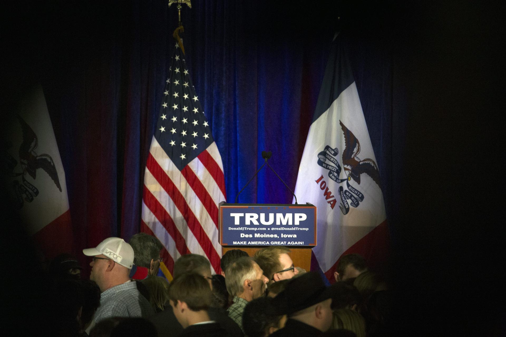 Fotografía de archivo que un escenario con un podio frente a seguidores que esperan para escuchar al expresidente estadounidense Donald Trump (no en la foto). EFE/John Taggart