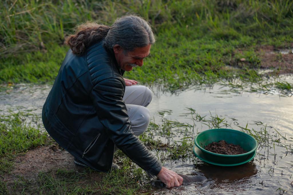 Javier Carreira, "garimpeiro" o buscador de oro, muestra cómo se extrae y se cuela el oro, el 1 de julio de 2023, en un arroyo de la localidad Minas de Corrales (Uruguay). EFE/Alejandro Prieto
