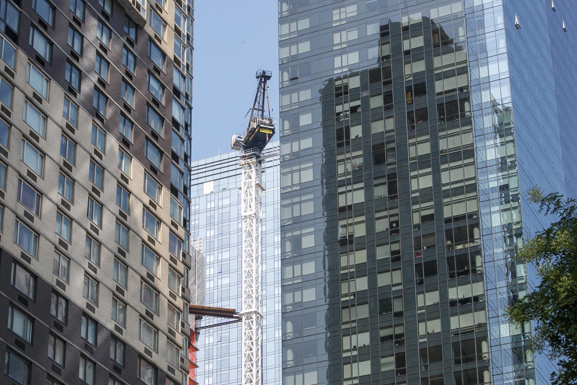 A view of a 45-story building in Midtown Manhattan where a construction crane's boom caught fire and partially collapsed on 26 July 2023, leaving six people slightly injured. EFE/Sarah Yenesel
