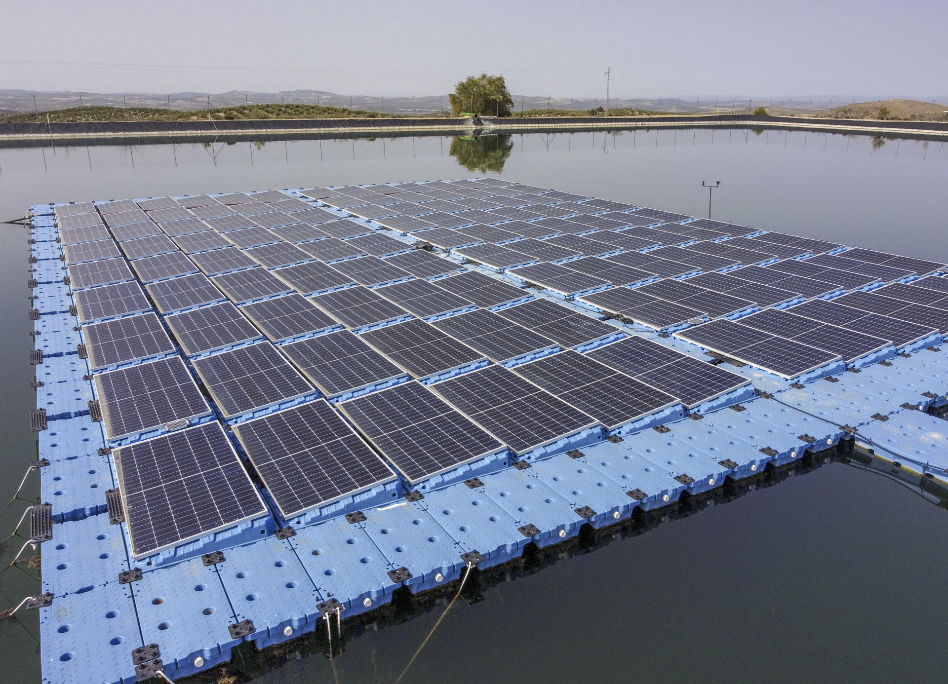 Planta fotovoltaica instalada en una balsa de Jaén. EFE/José Manuel Pedrosa.