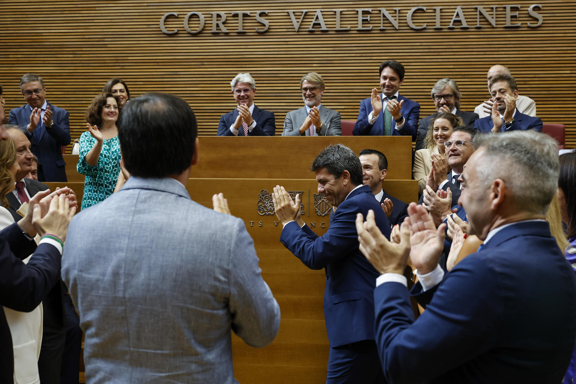 El nuevo president de la Generalitat, Carlos Mazón (PP), es aplaudido por los diputados populares tras jurar el cargo durante el pleno de toma de posesión, donde ha esbozado sus líneas de actuación para la legislatura de gobierno con Vox. EFE/Biel Aliño