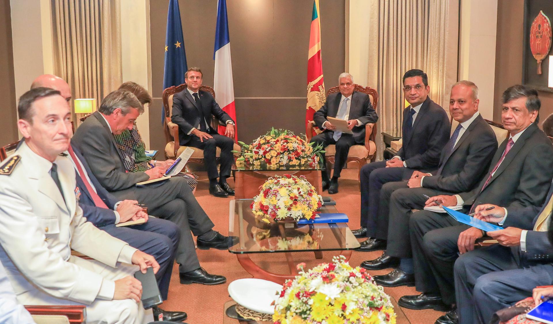 A handout photo made available by the Sri Lankan President's Media Division shows Sri Lankan President Ranil Wickremesinghe (C-R) during a meeting with French President Emmanuel Macron (C-L) at Bandaranaike International Airport in Colombo, Sri Lanka, 28 July 2023 (issued 29 July 2023). EFE/EPA/President's Media Division HANDOUT EDITORIAL USE ONLY/NO SALES