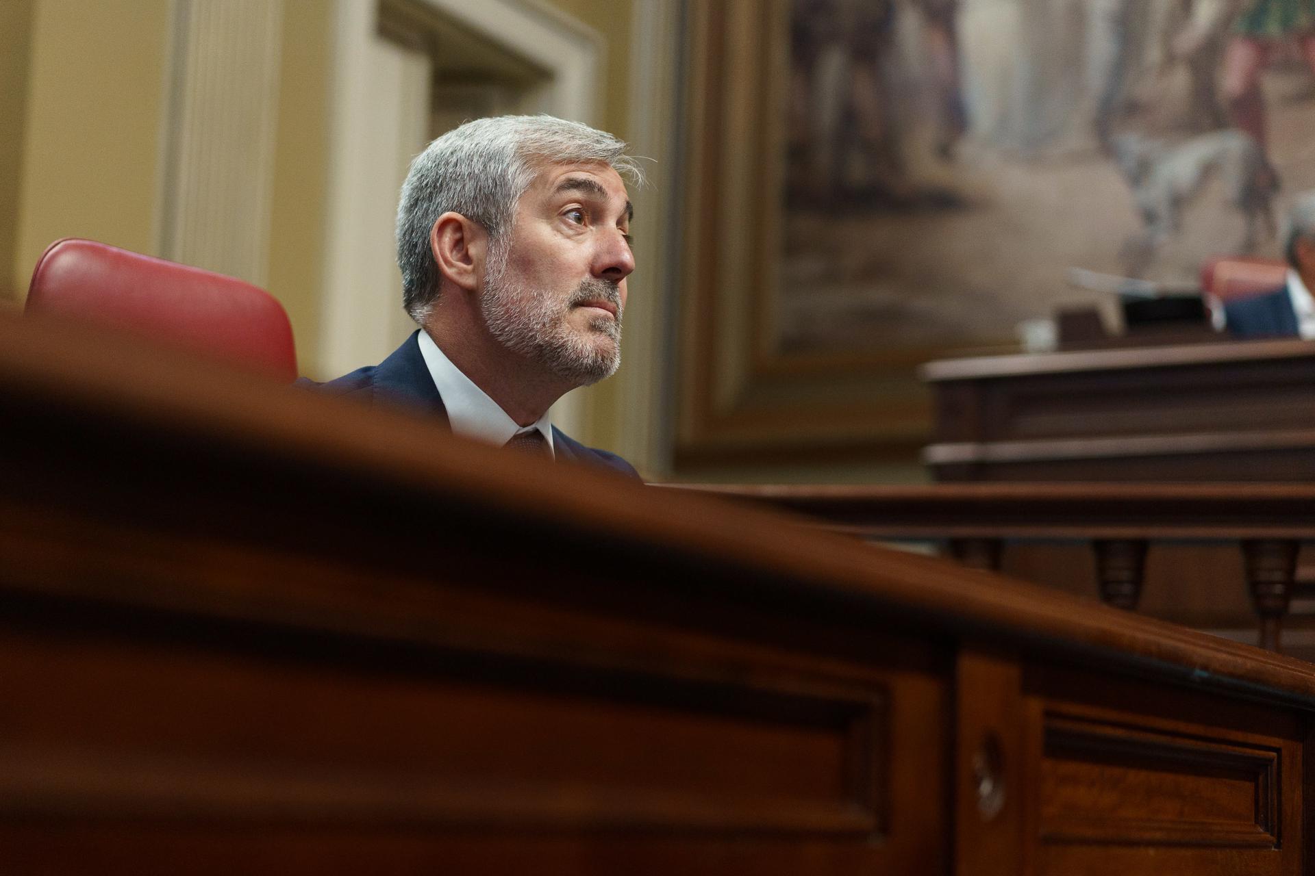 El candidato de CC a presidente de Canarias, Fernando Clavijo, durante su debate de investidura en el Parlamento autonómico. EFE/Ramón de la Rocha