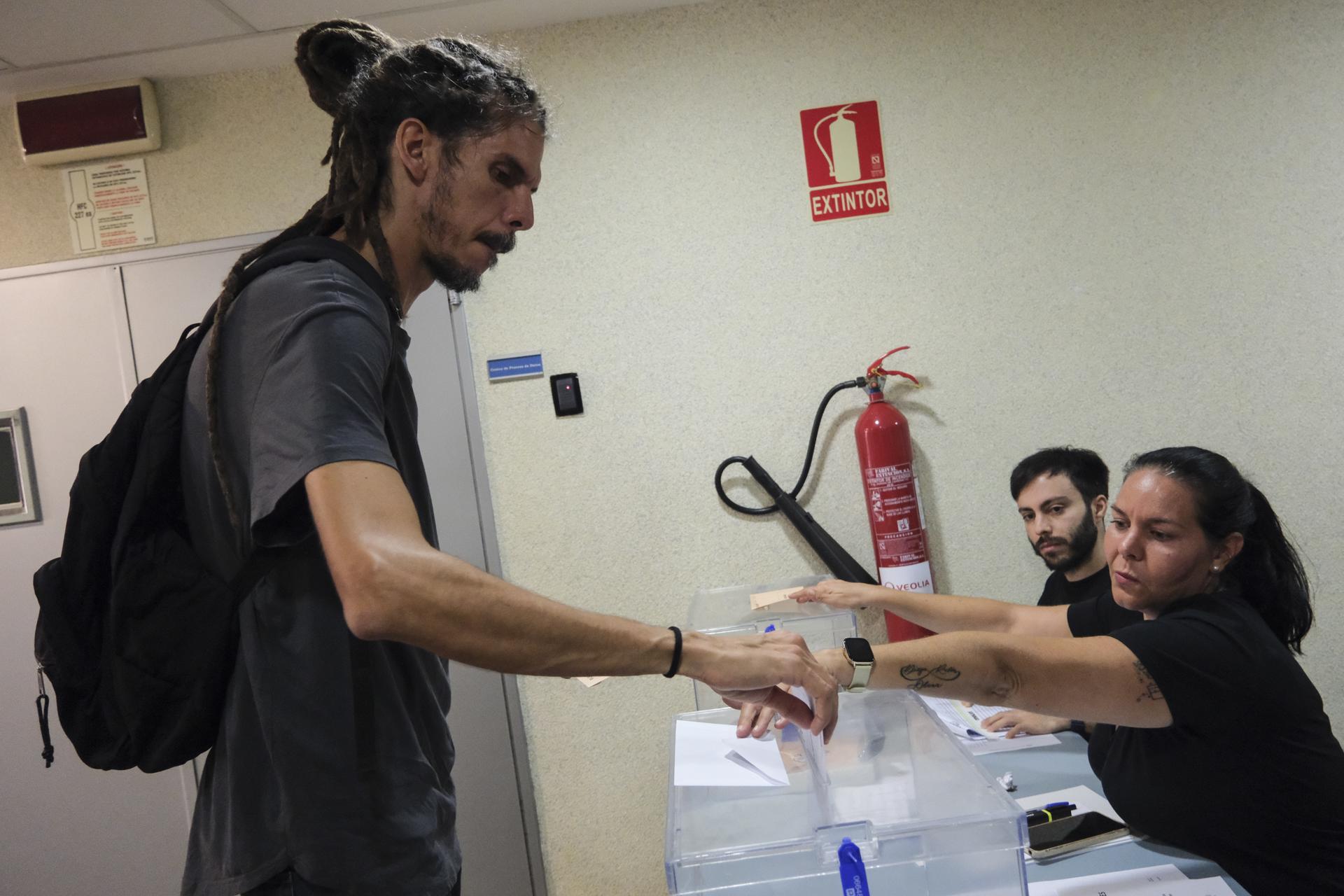 El candidato de Sumar al Congreso de los Diputados Alberto Rodríguez votó este domingo en su colegio electoral en el barrio de Ofra, en Santa Cruz de Tenerife. EFE/Alberto Valdés