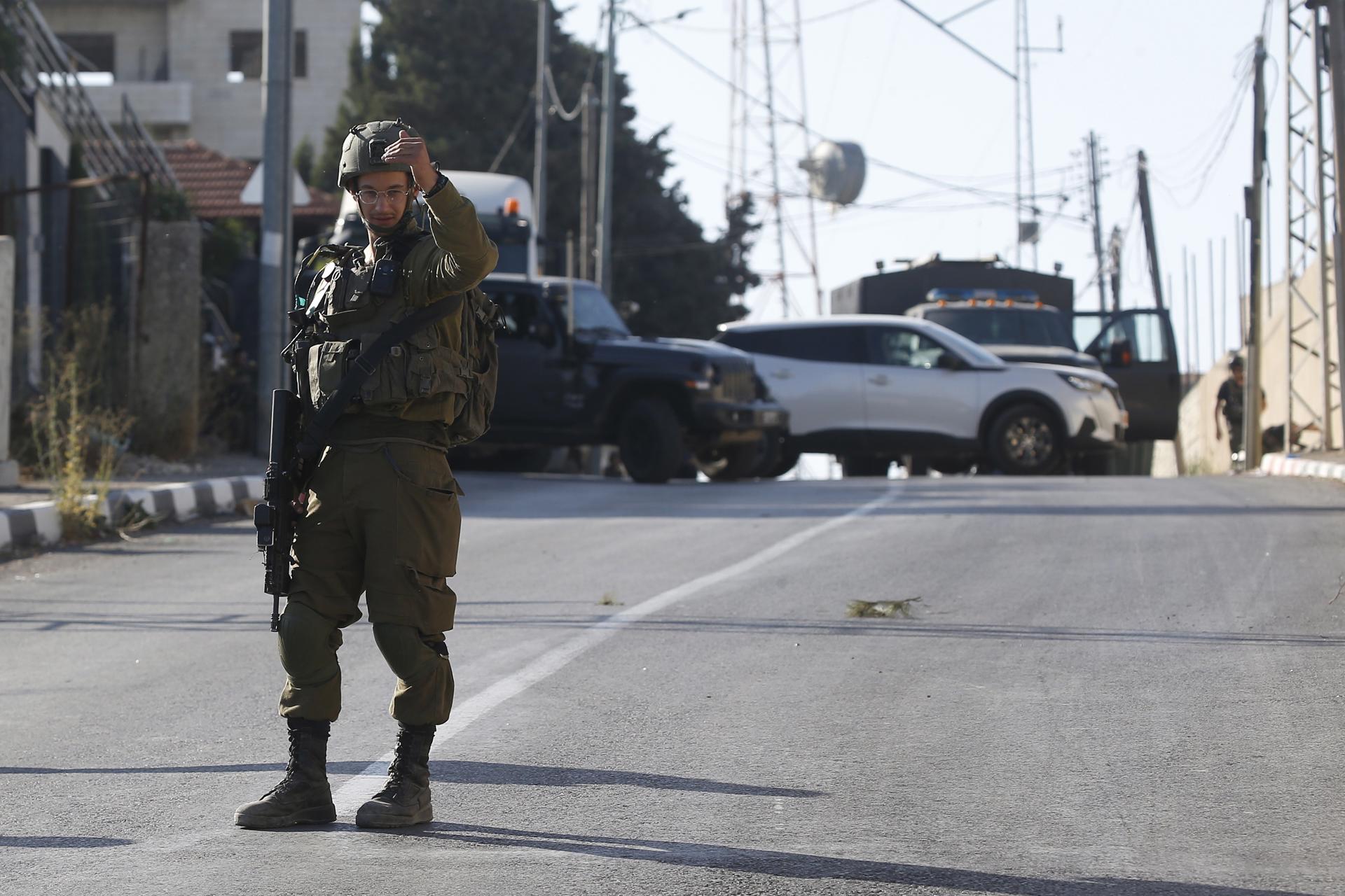 An Israeli soldier stands near the West Bank city of Nablus, 25 July 2023. EFE-EPA FILE/ALAA BADARNEH