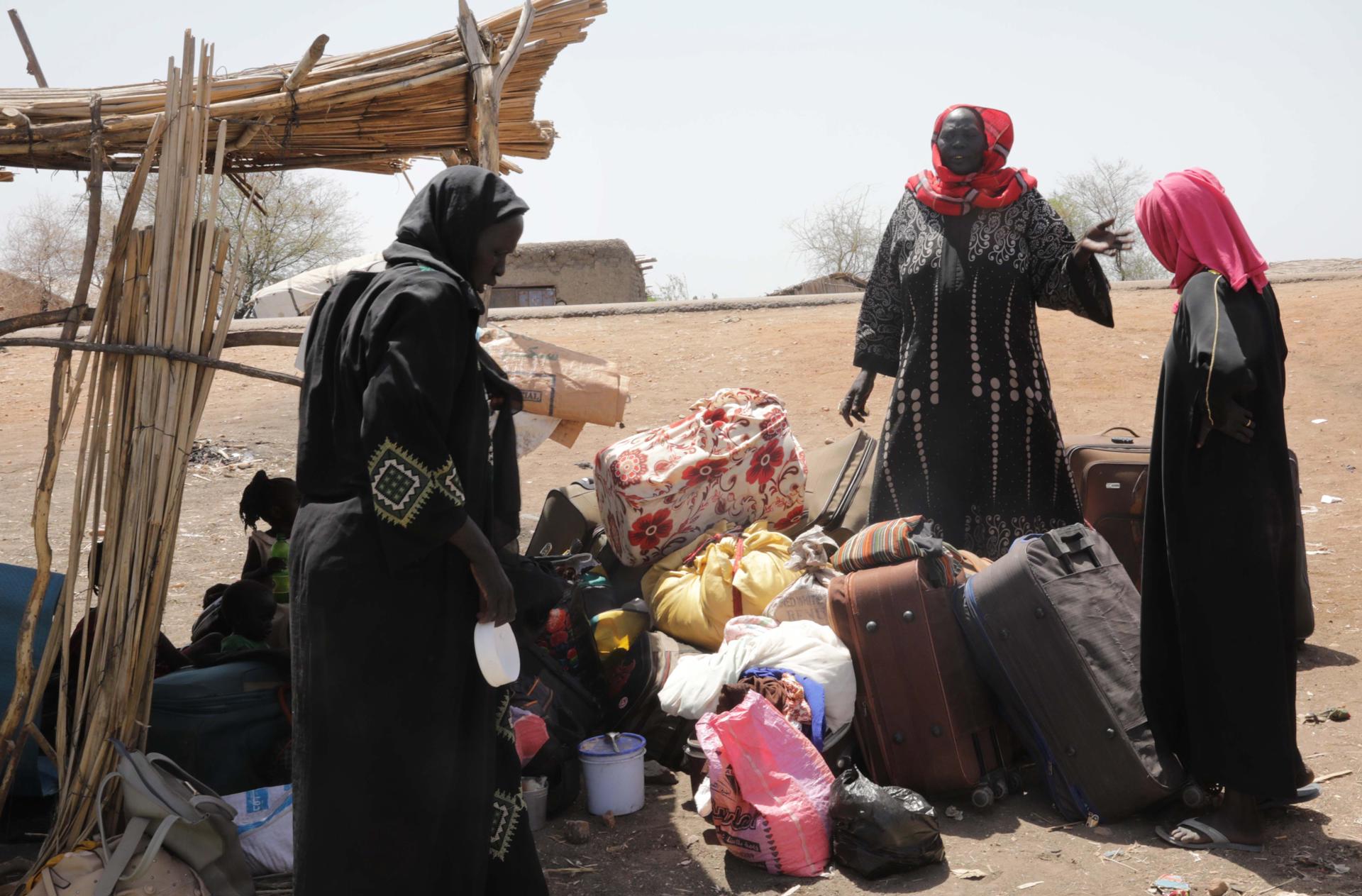 People who fled the conflict in Sudan wait for transport to move toward the town of Renk, at Wunthaou near the border with Sudan, South Sudan, 12 May 2023. EFE-EPA/AMEL PAIN

