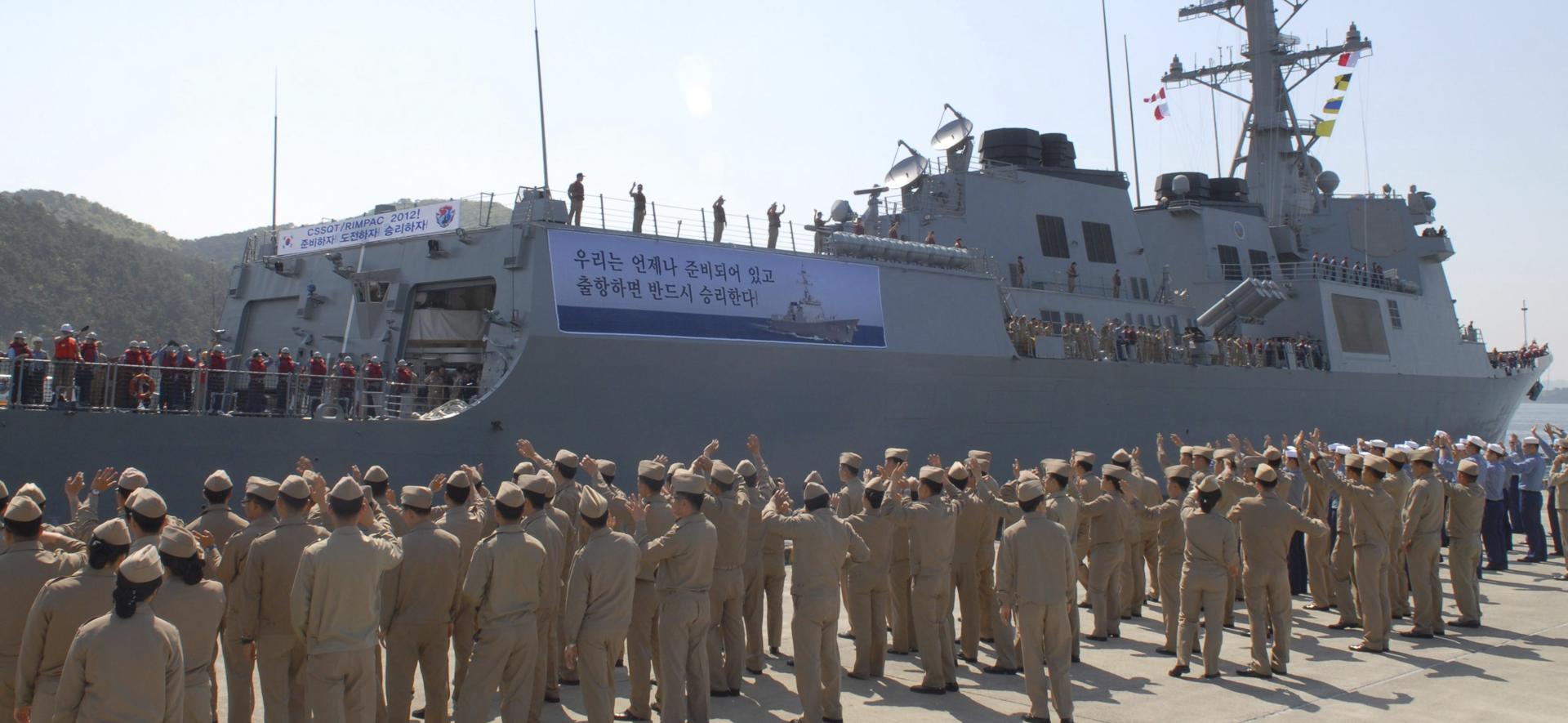 South Korean destroyer Yulgok Yi I before leaving the Jinhae port in South Korea on 4 May 2012. EFE-EPA FILE/Yonhap HANDOUT/SOUTH KOREA OUT/EDITORIAL USE ONLY/NO SALES