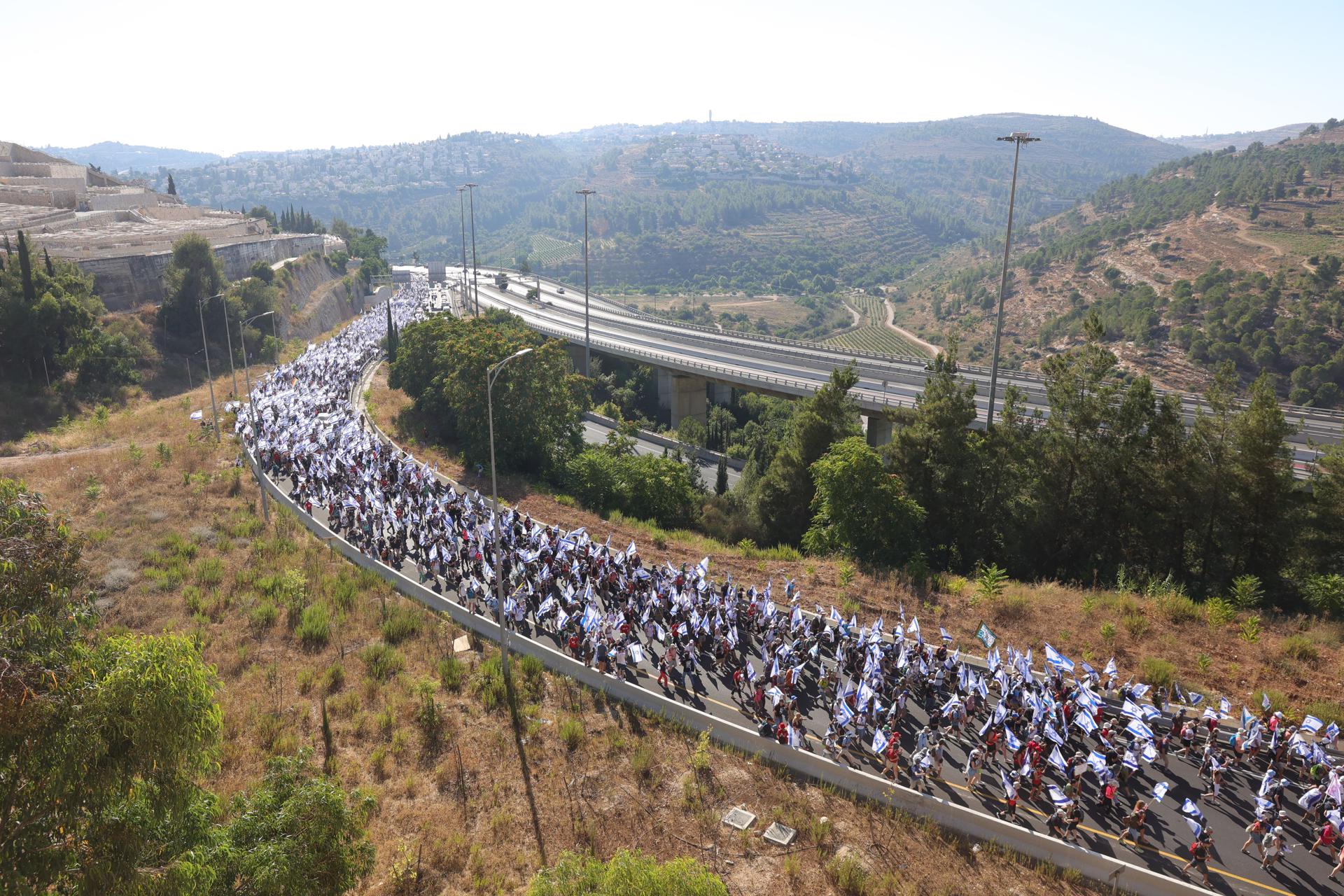 Thousands of Israelis march toward Jerusalem on 22 July 2023 to protest the government's planned judicial overhaul. EFE/EPA/ABIR SULTAN
