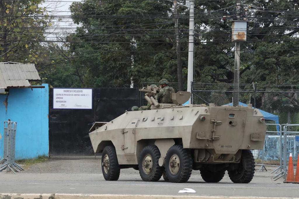 Un vehículo blindado de las Fuerzas Armadas llega a la Penitenciaría del Litoral, hoy, en Guayaquil (Ecuador). EFE/Jonathan Miranda
