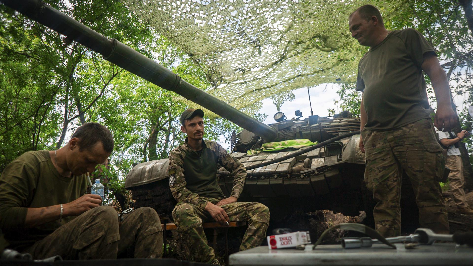 Soldados ucranianos junto a un tanque cerca de una línea de frente en dirección a Donetsk, este de Ucrania, el 2 de julio de 2023