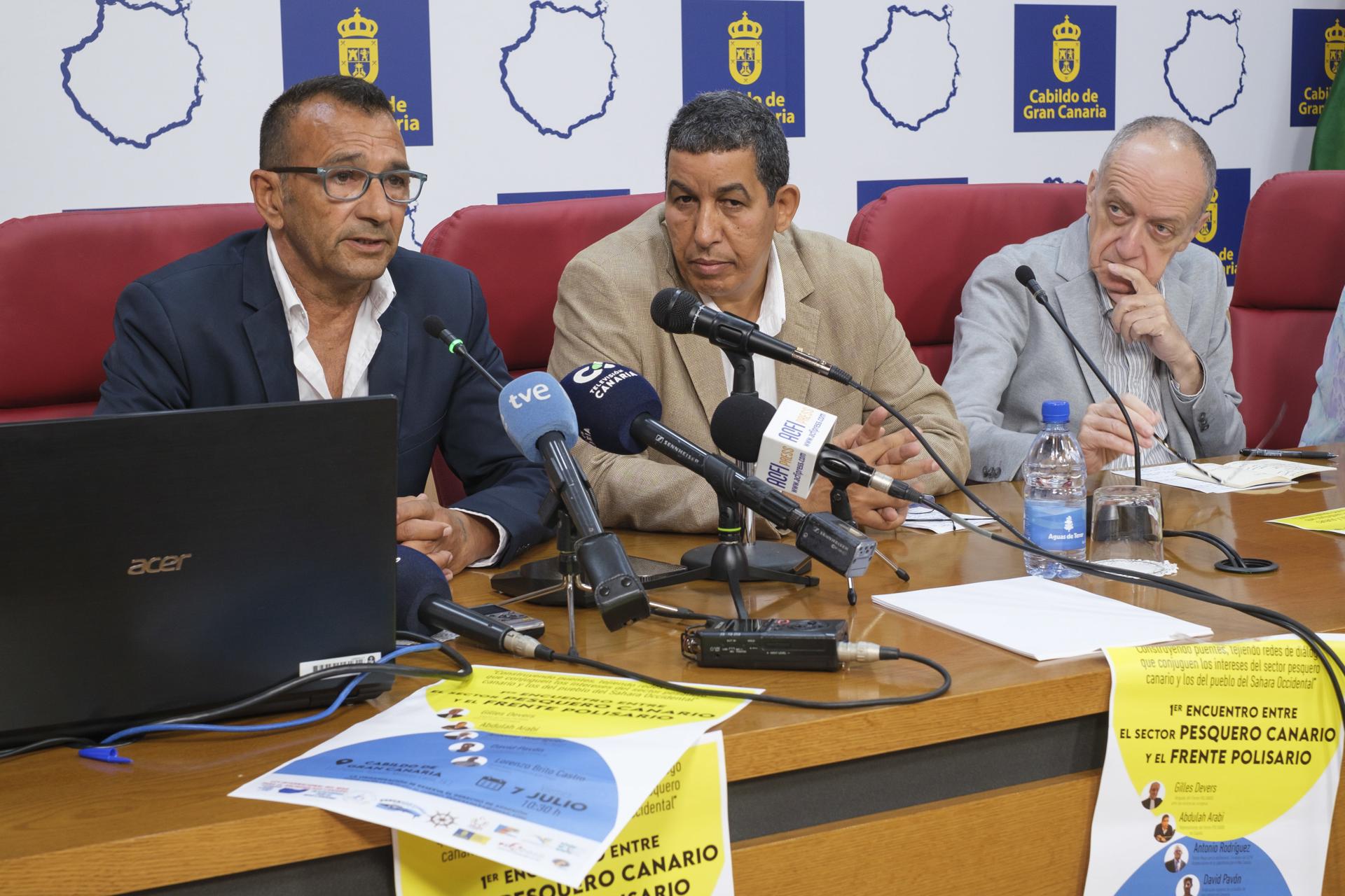 El representante del Frente Polisario en España, Abdulah Arabi (c), y su abogado ante los tribunales europeos, Gilles Devers (d), han participado este viernes en un encuentro con el sector pesquero de Canarias sobre la situación del caladero del Sahara, ante el fin del acuerdo Bruselas-Marruecos, que vence el 17 de julio. EFE/Ángel Medina G.
