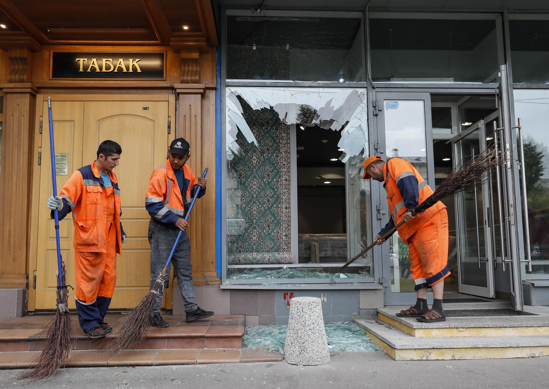 Municipal workers clean near a damaged building after a drone attack in Moscow, Russia, 24 July 2023. EFE/EPA/YURI KOCHETKOV