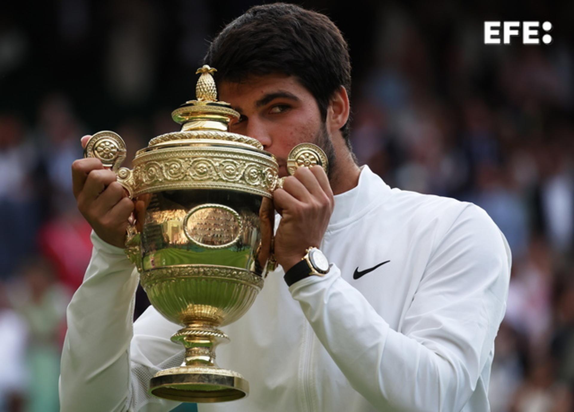 Carlos Alcaraz holds up the trophy after defeating Novak Djokovic in the men's final at the Wimbledon Championships in London on 16 July 2023. EFE/EPA/NEIL HALL/EDITORIAL USE ONLY