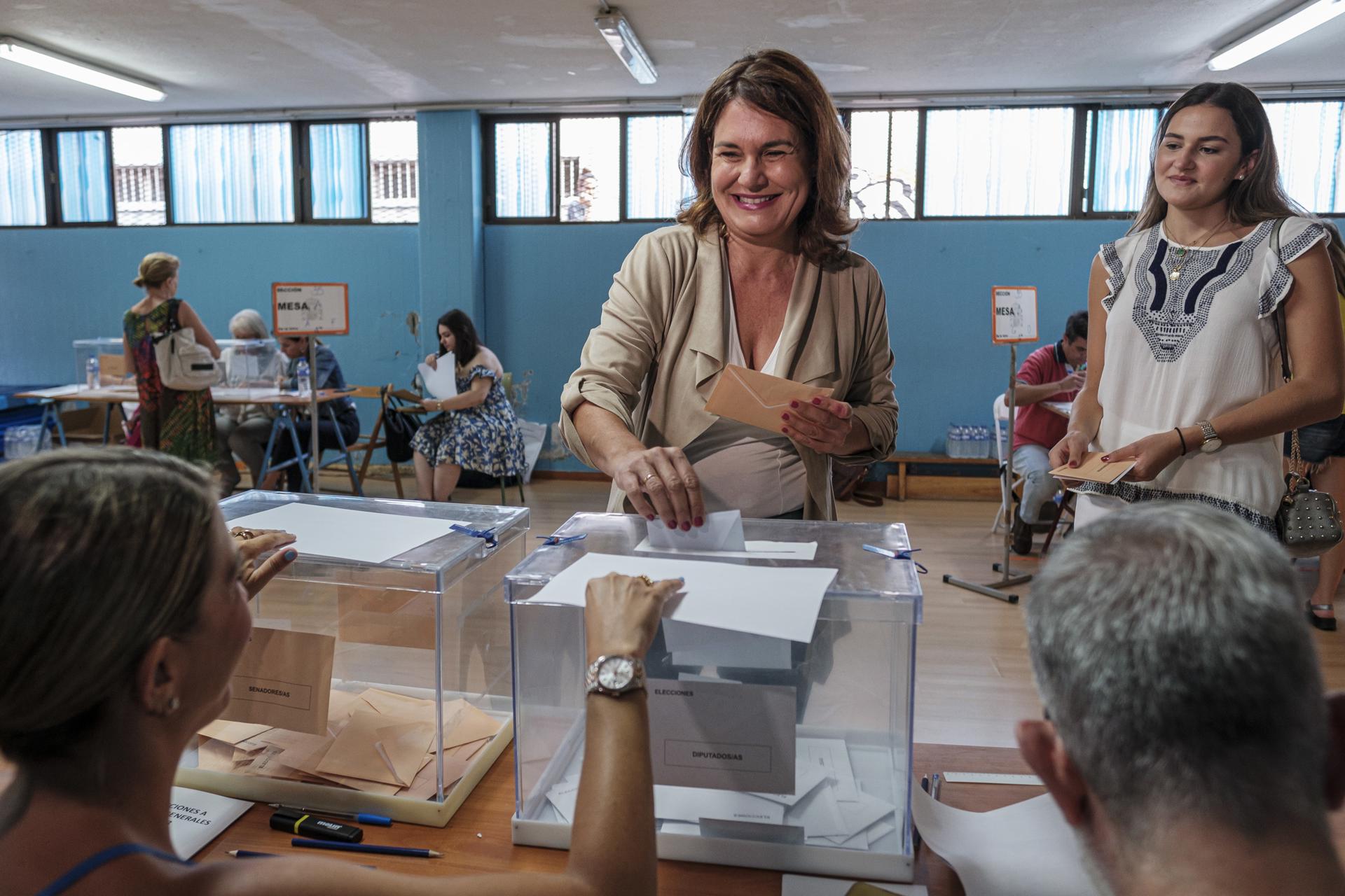 La cabeza de lista del PP al Congreso por Las Palmas, Jimena Delgado, vota este domingo en su colegio electoral acompañada de su hija. EFE/Ángel Medina G.