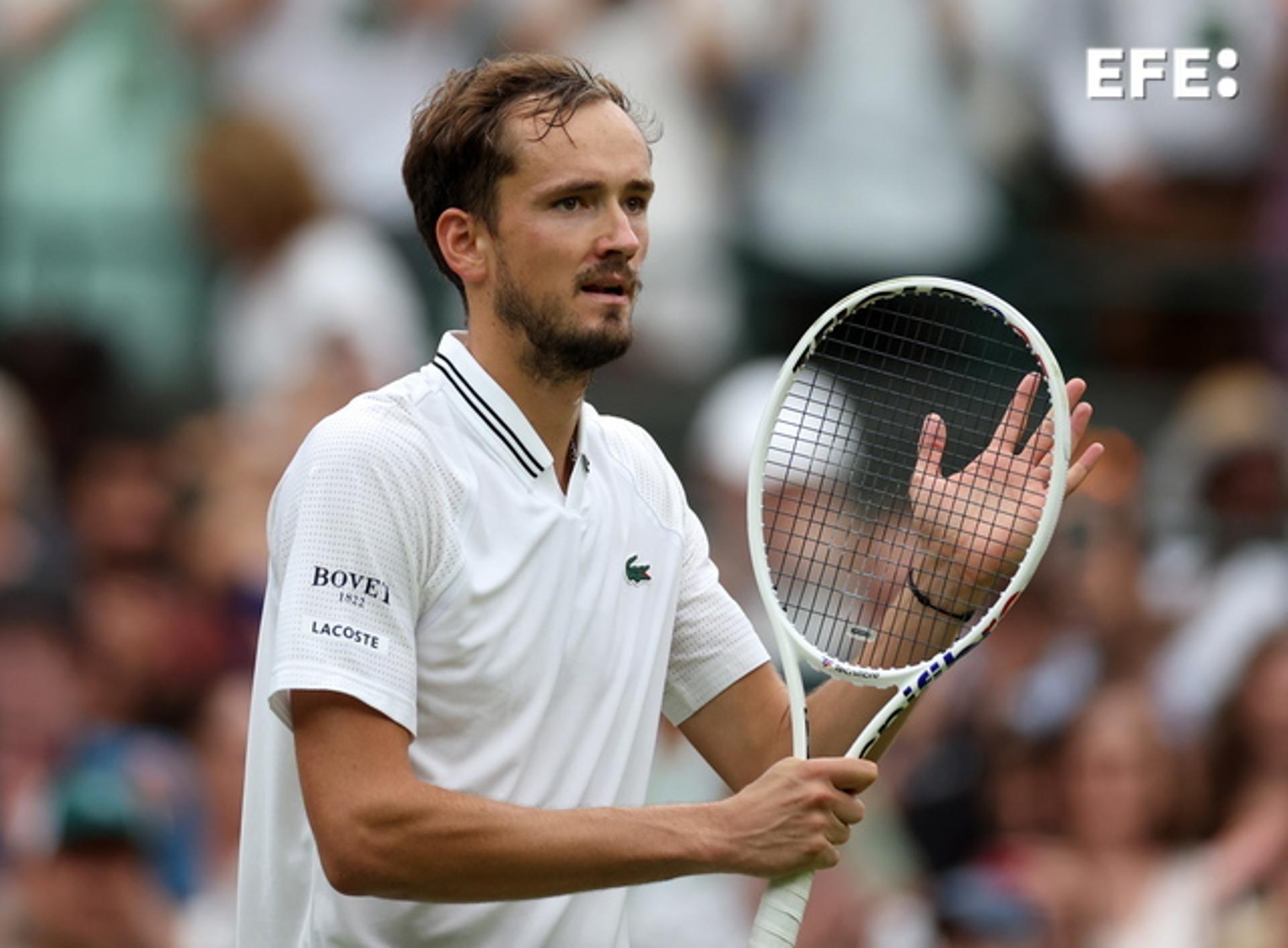 Daniil Medvedev celebrates winning his 3rd round match against Marton Fucsovics at the Wimbledon Championships in London on 8 July 2023. EFE/EPA/ISABEL INFANTES/ EDITORIAL USE ONLY
