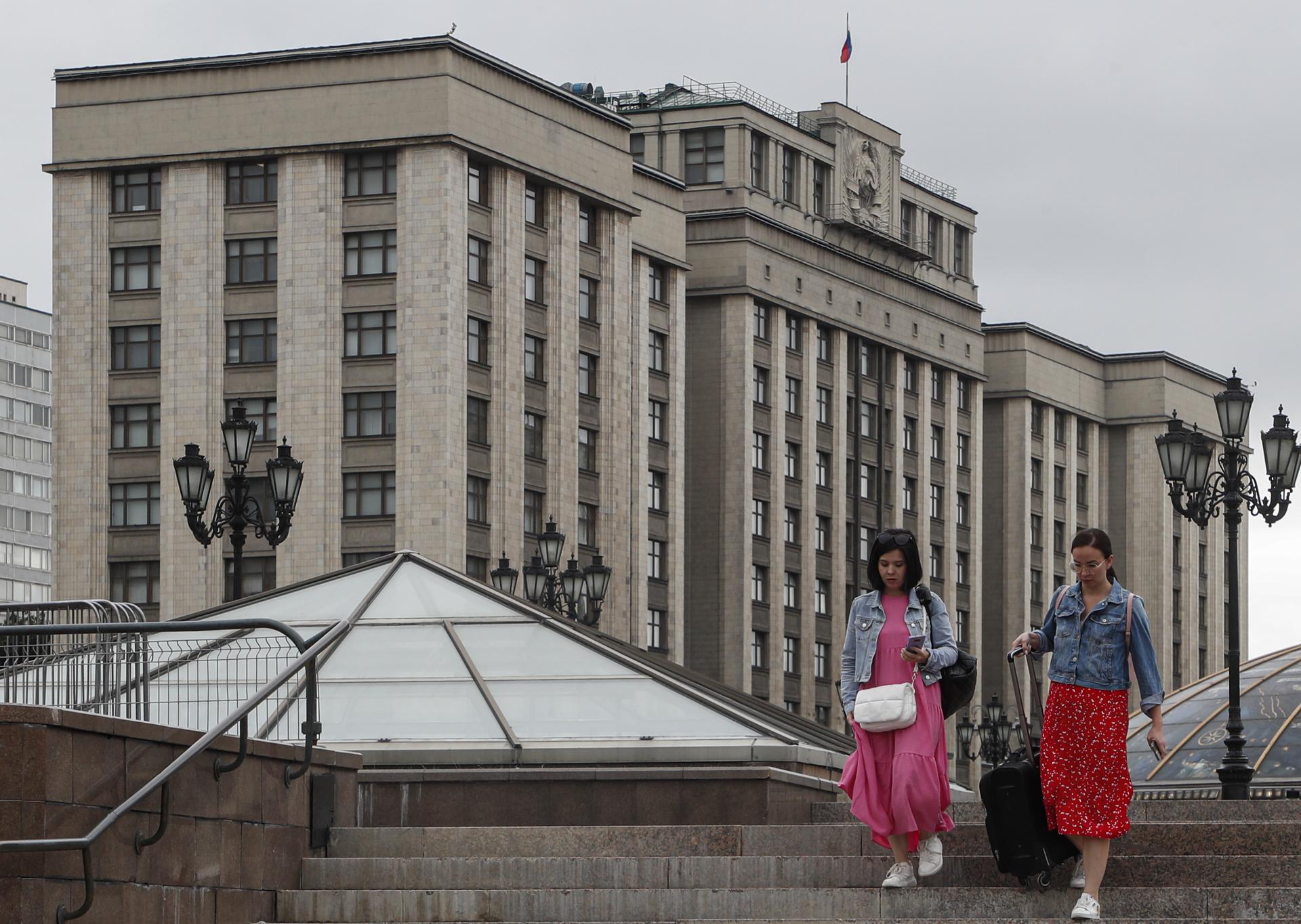 Women walk in front of he Russian State Duma building (the lower house of the Russian Parliament) in downtown of Moscow, Russia, 14 July 2023. EFE/EPA/FILE/MAXIM SHIPENKOV