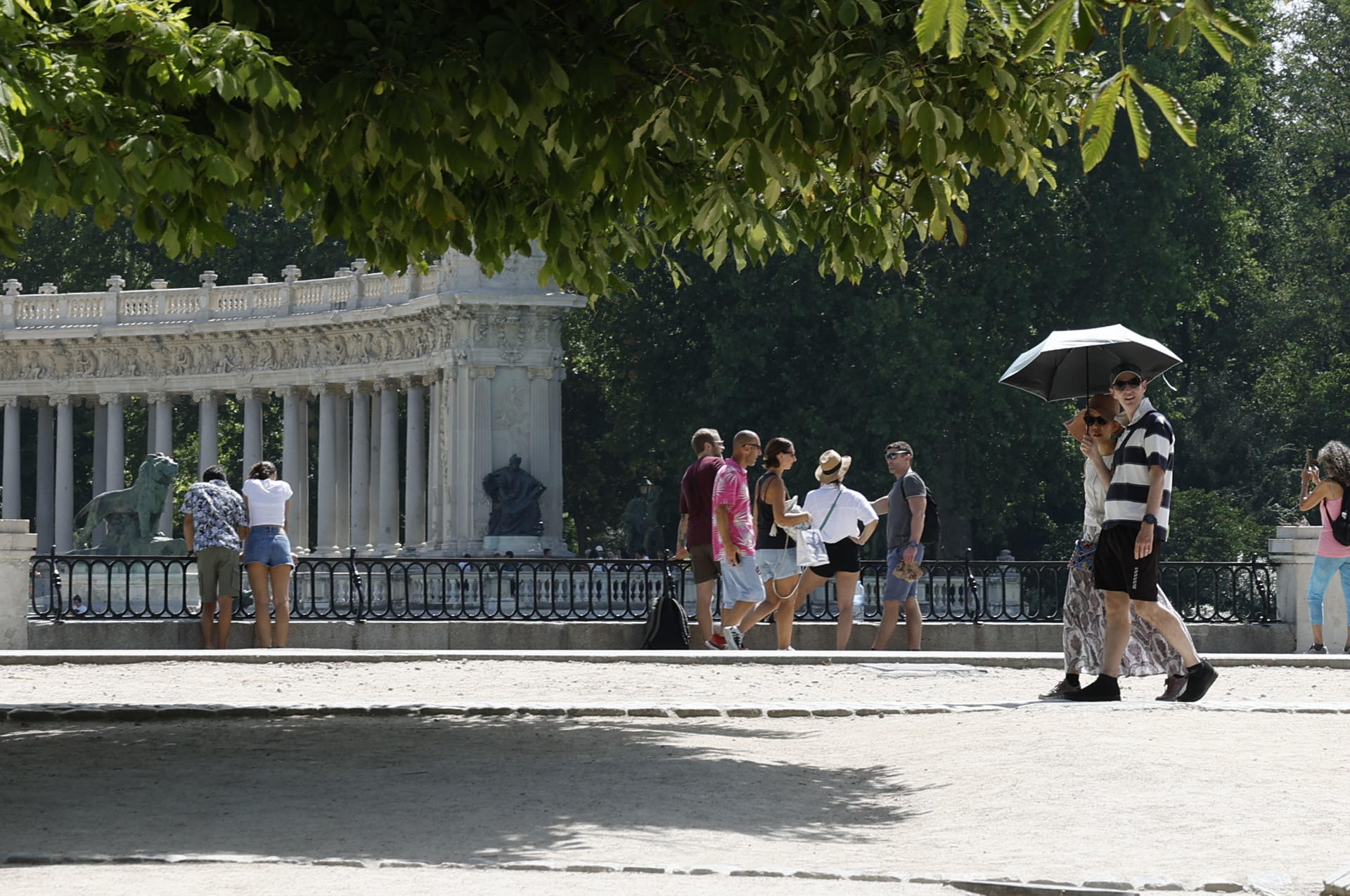 Varias personas disfrutan este lunes en el Parque de El Retiro de Madrid. EFE/ J.J.Guillen