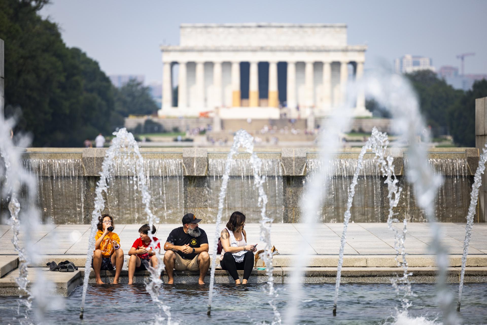 Personas visitan monumentos en Washington mientras se siente la ola de calor en EE.UU., el 17 de julio de 2023. EFE/Jim Lo Scalzo