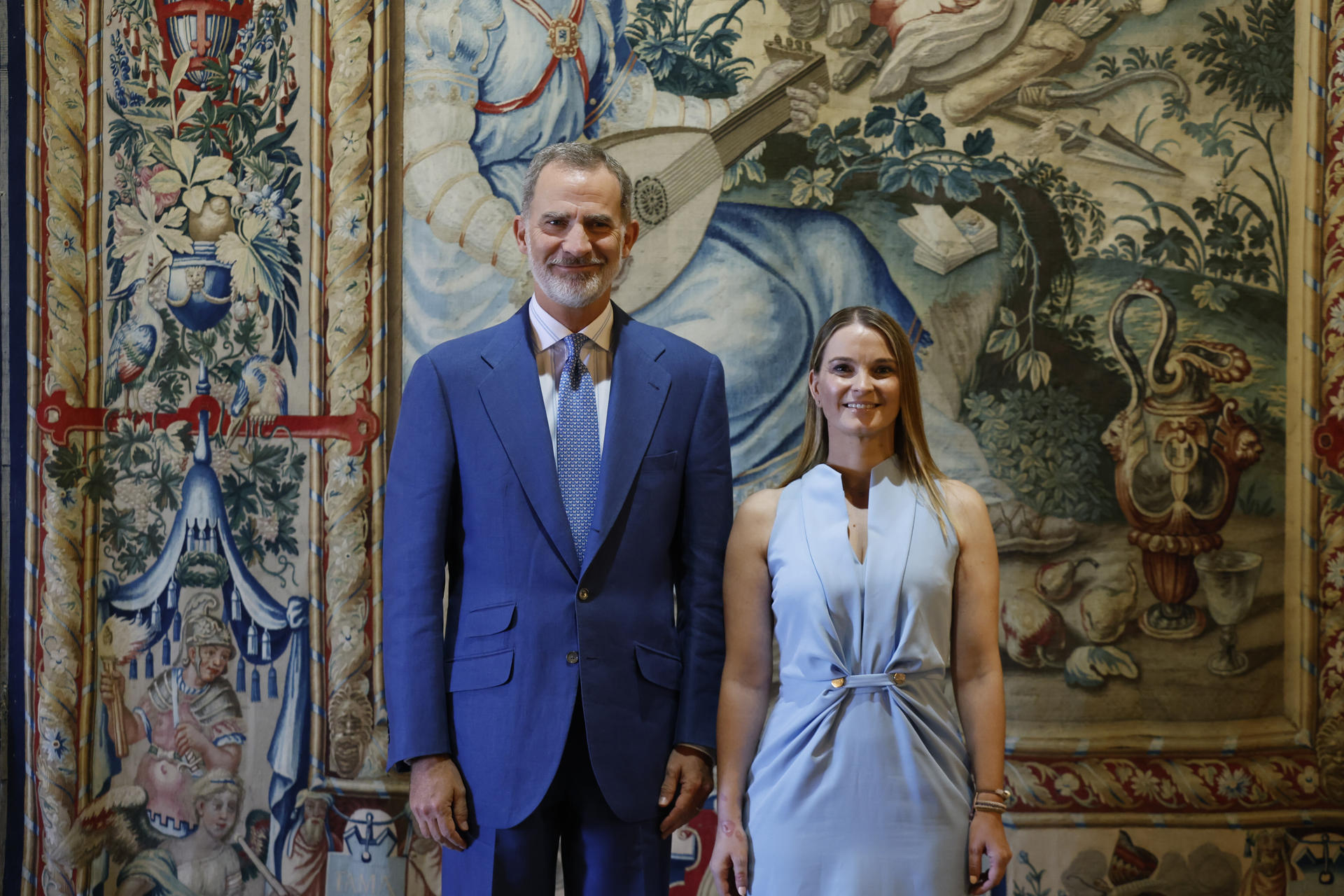 El rey Felipe VI (i) recibe a la presidenta balear, Marga Prohens (d), en el Palacio de la Almudaina en Palma de Mallorca, este jueves. EFE/ Ballesteros