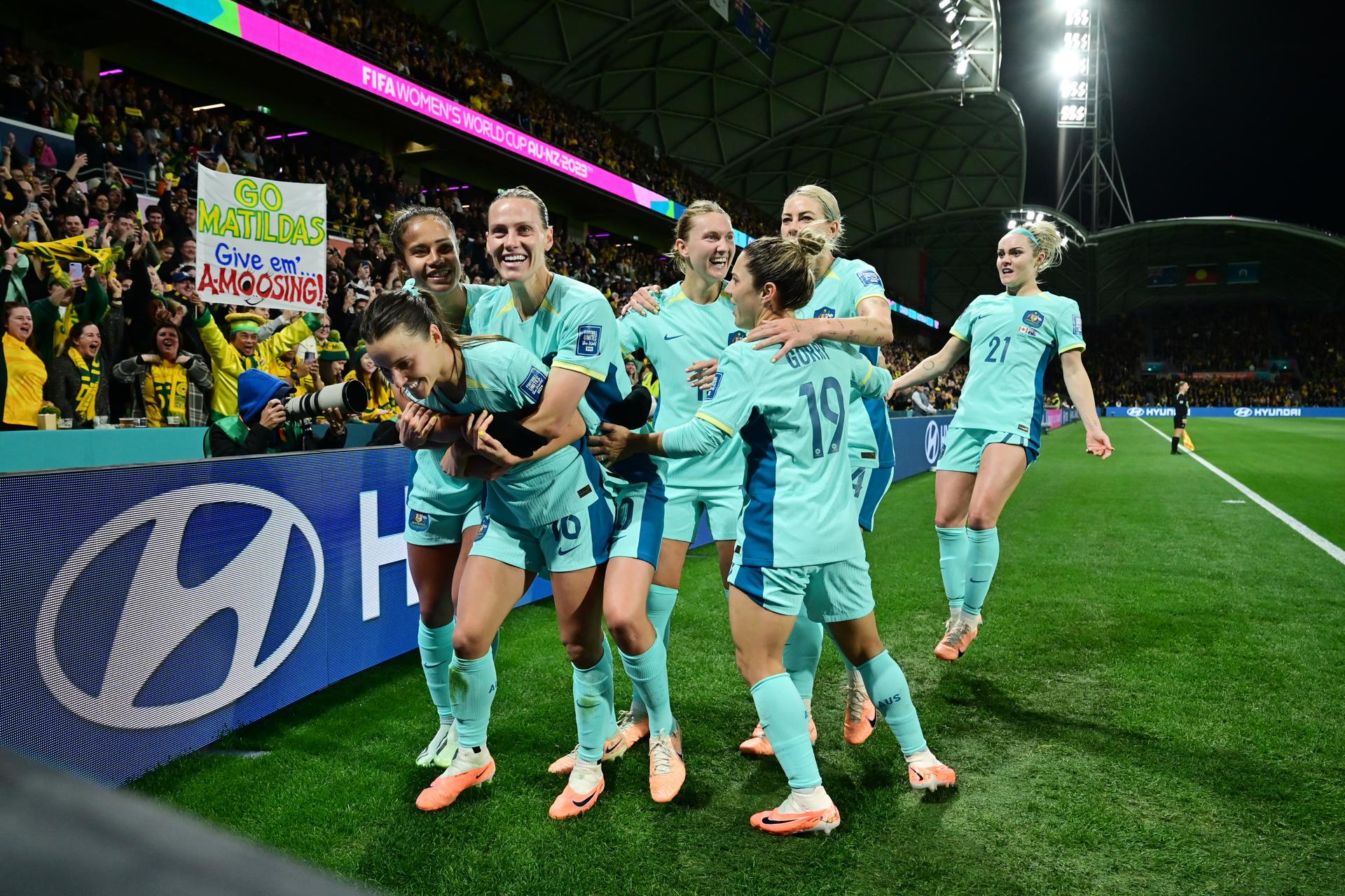 Hayley Raso celebrates her 2nd goal with her team mates during the FIFA Women's World Cup 2023 soccer Group B match between Canada and Australia at Melbourne Rectangular Stadium in Melbourne, Australia, 31 July 2023. EFE/EPA/JOEL CARRETT AUSTRALIA AND NEW ZEALAND OUT EDITORIAL USE ONLY
