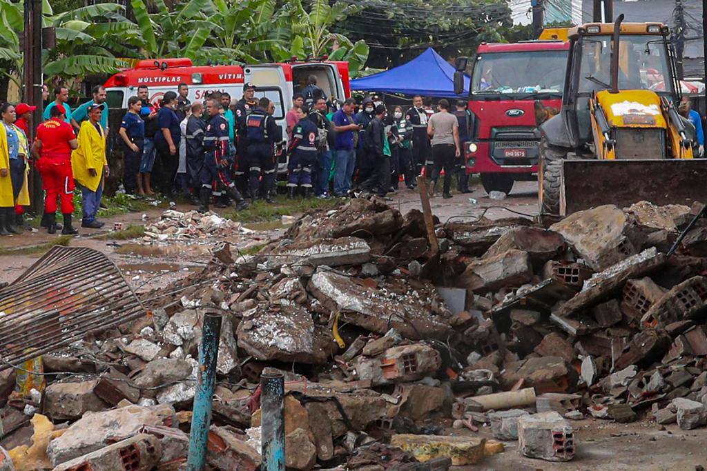 Organismos de socorro atienden la emergencia tras el desplome de un edificio debido a las fuertes lluvias, hoy, en la localidad de Paulista, en la ciudad de Recife, Pernambuco (Brasil). EFE/Carlos Ezequiel Vannoni