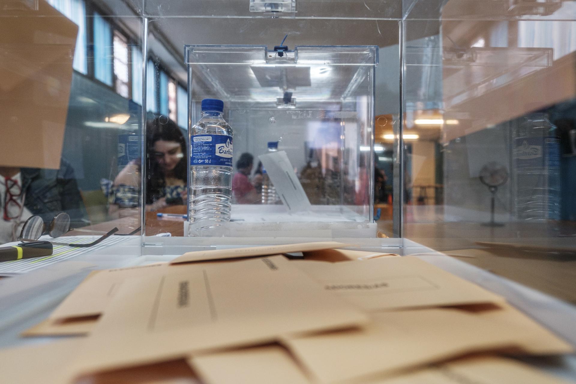 Numerosos sobres de voto al Senado depositados ya en su urna correspondiente en un colegio electoral en Las Palmas de Gran Canaria. EFE/ Ángel Medina G.