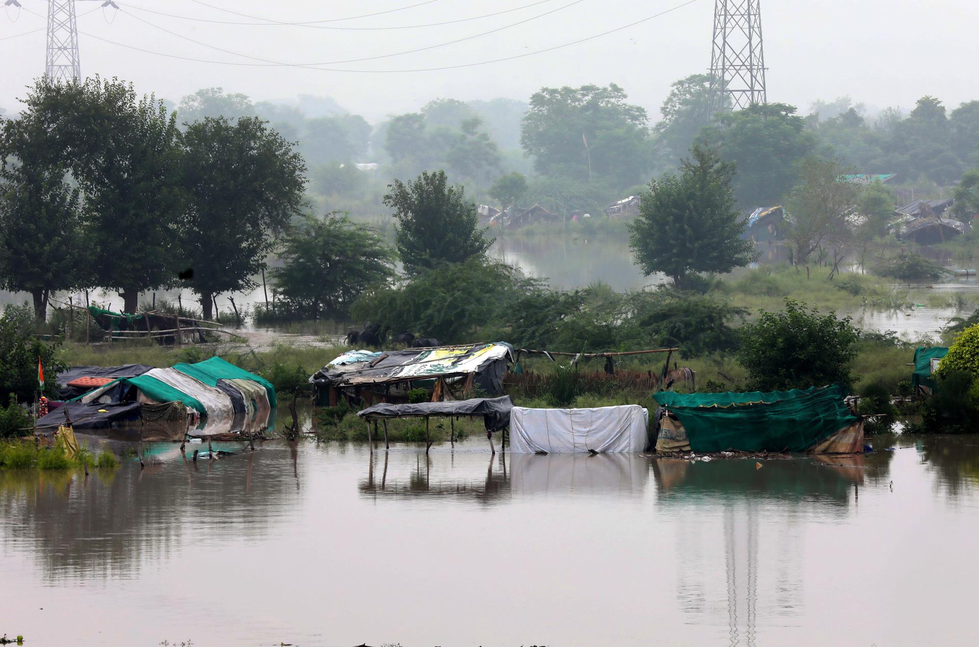 A general view of makeshift houses submerged in the low-lying area near the banks of the Yamuna river in New Delhi, India, 11 July 2023. EFE-EPA/RAJAT GUPTA
