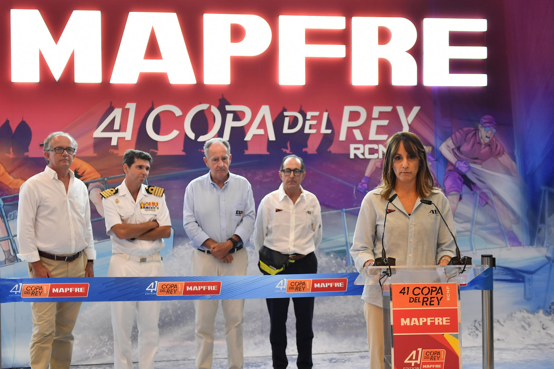 La directora territorial de Mapfre, Carmen Sales (d), interviene en el acto inaugural de la 41 Copa del Rey Mafre de vela, este viernes en el Real Club Náutico de Palma. EFE/ Miquel A. Borràs
