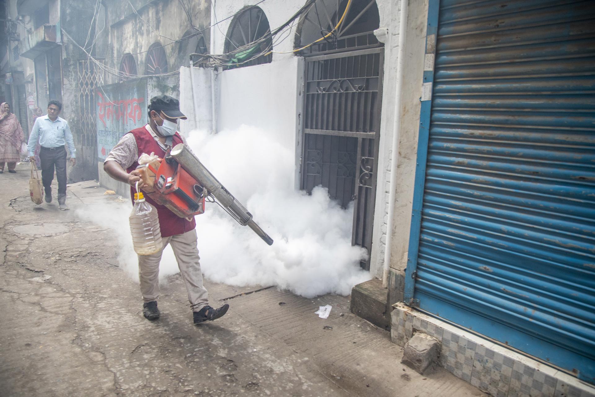 Dhaka South City Corporation (DSCC) worker sprays insecticides to kill mosquitos in Dhaka, Bangladesh, 10 July 2023. The numbers of cases diagnosed with dengue fever increased sharply in Bangladesh over the last 24 hours, according to the Directorate General of Health Services (DGHS), in the last 24 hours, 836 dengue patients, including 516 in the capital, are now receiving treatment at hospitals across the country. So far, 12,954 dengue cases have been recorded this year, with 10,131 recoveries and 73 deaths. EFE/EPA/MONIRUL ALAM
