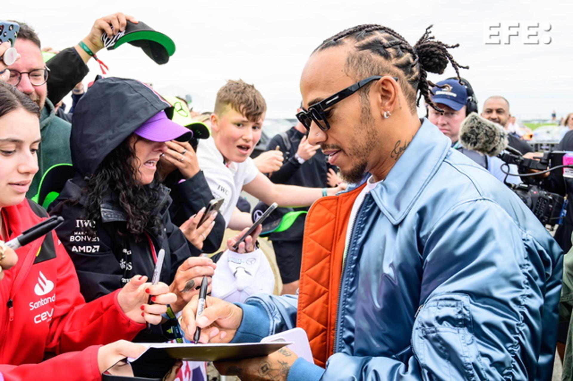 Lewis Hamilton (Mercedes) signs autographs ahead of the Formula 1 British Grand Prix 2023 at the Silverstone Circuit in Silverstone, England, on 9 July 2023. EFE/EPA/CHRISTIAN BRUNA
