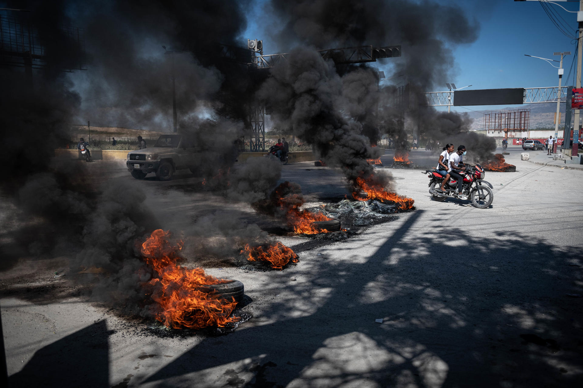 Residents set piles of tires on fire during a protest in Port-au-Prince. EFE/Johnson Sabin