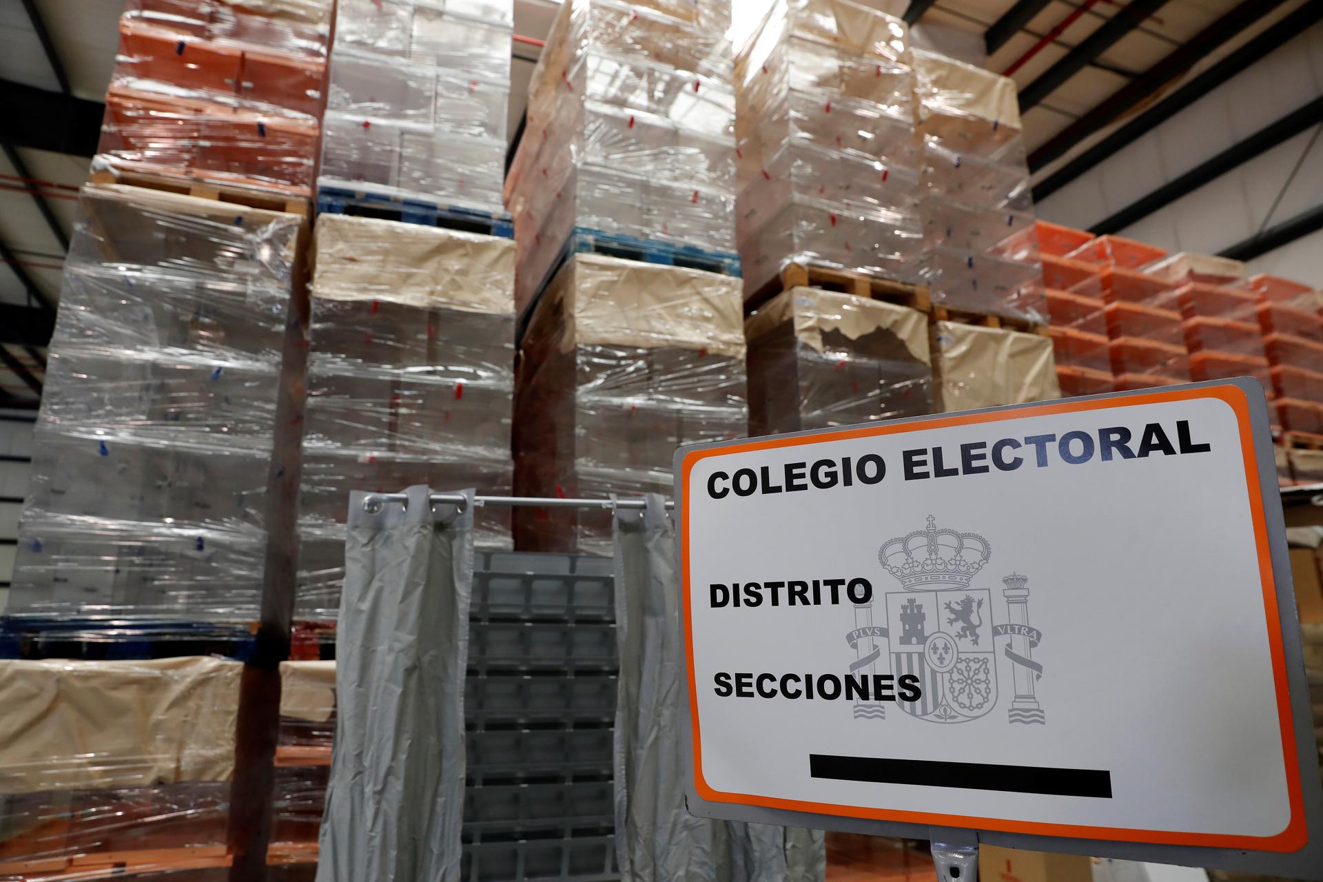 Imagen de la distribución de papeletas en las elecciones de 2019.EFE/Chema Moya