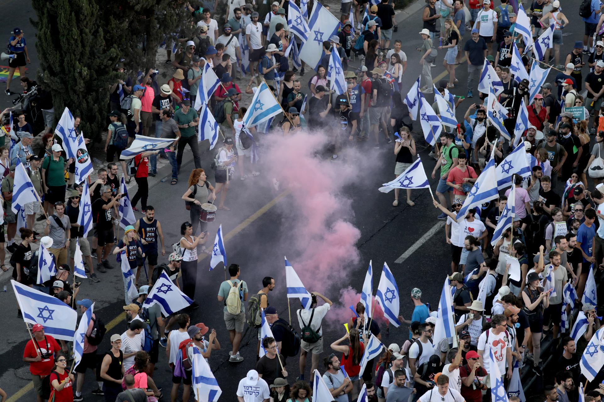 Jerusalem (-), 24/07/2023.- Demonstrators block a road as protests continue across the country as the Israeli parliament, or Knesset, passed a bill that would limit the Supreme Court's powers, Jerusalem, 24 July 2023. (Protestas, Jerusalén) EFE/EPA/ABIR SULTAN
