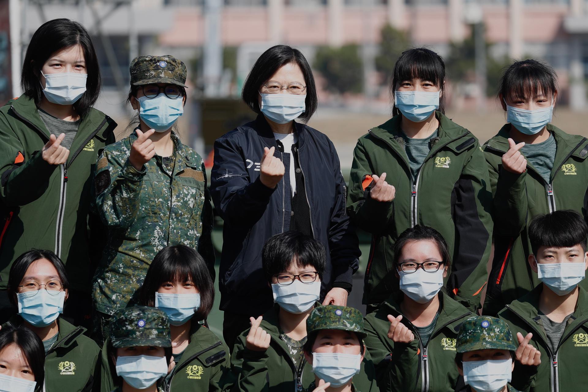 Taiwan President Tsai Ing-wen (C) poses for a group photo during her visit to a Military base in Taiwan, 15 January 2021. EFE-EPA/RITCHIE B. TONGO
