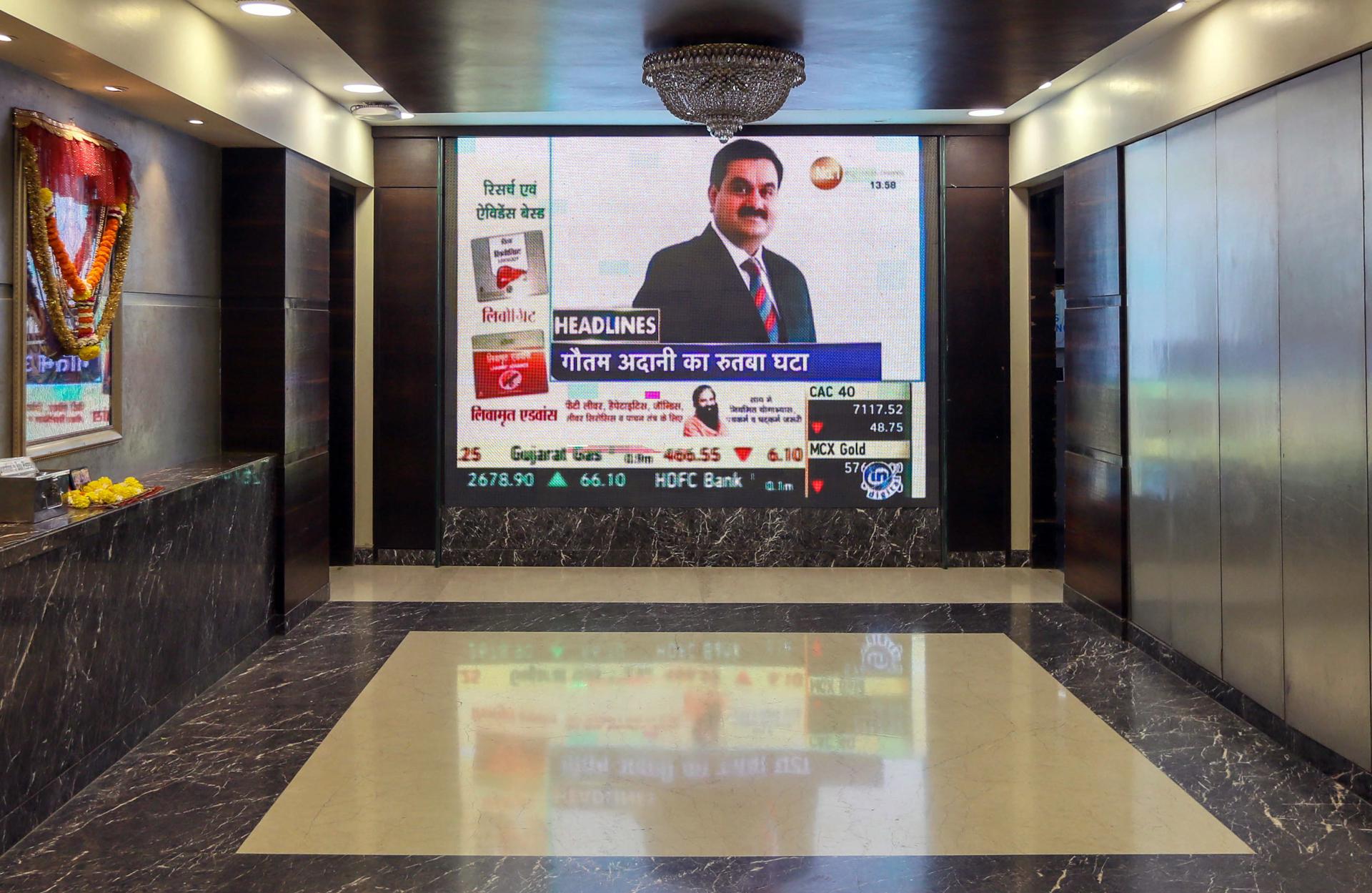 A screen at the entrance of the Bombay Stock Exchange (BSE) displays news on the Adani Group in Mumbai, India, 03 February 2023. EFE/EPA/FILE/DIVYAKANT SOLANKI