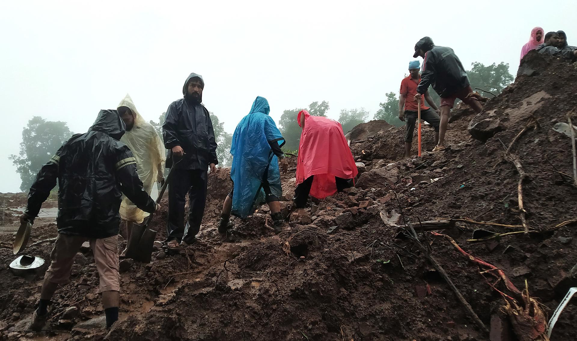 National Disaster Response Force (NDRF) personnel along with others perform a rescue operation after a landslide in Irshalwadi village in Raigad district, Maharashtra, India, 20 July 2023. EFE-EPA/DIVYAKANT SOLANKI