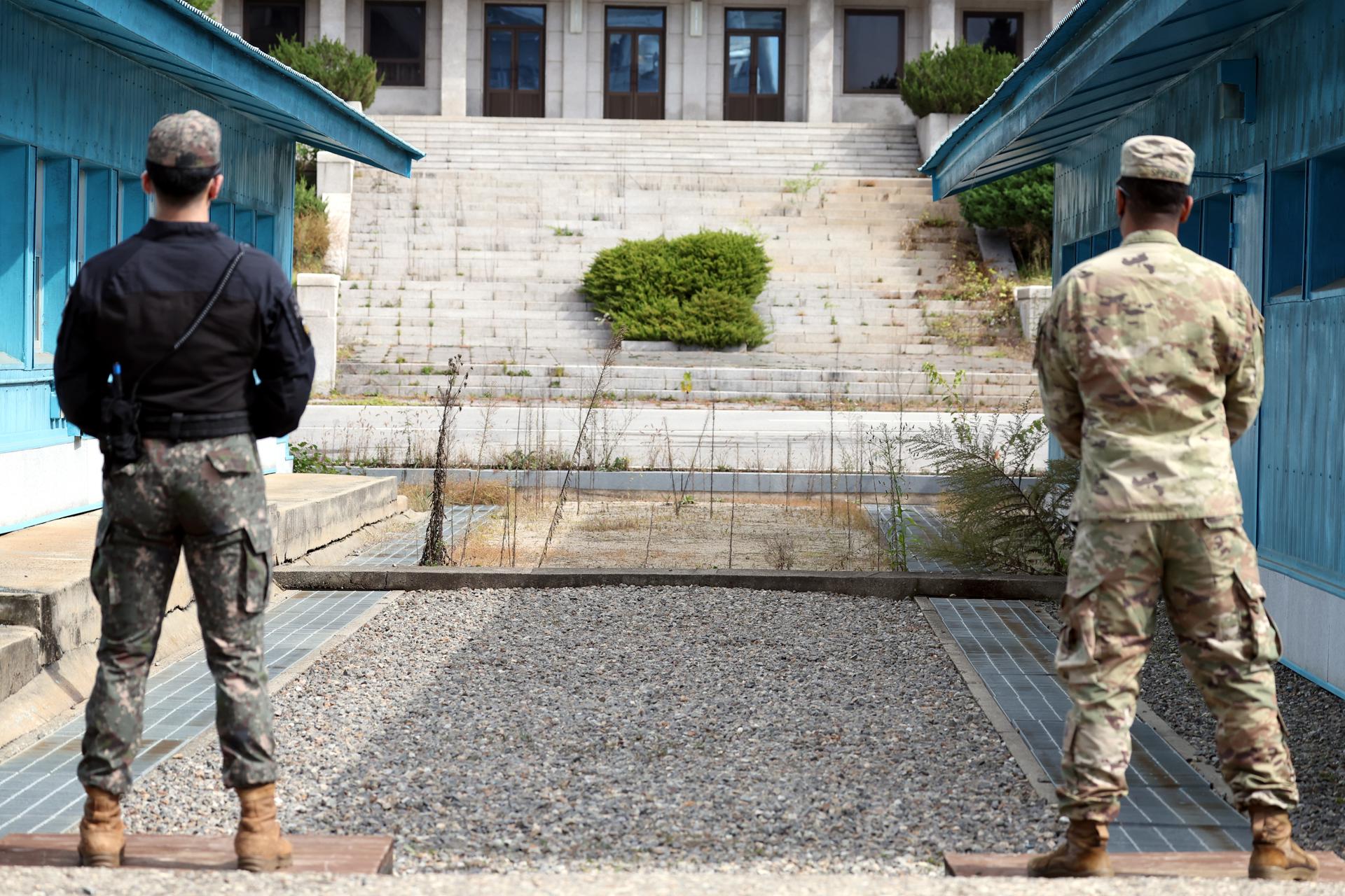 South Korean and US soldier stand guard in the Joint Security Area of the truce village of Panmunjom between South and North Korea inside the Demilitarized Zone, which separates the two Koreas, during a press tour of the village in Paju, South Korea, 4 October 2022. EFE/EPA/YONHAP / POOL SOUTH KOREA OUT[SOUTH KOREA OUT]