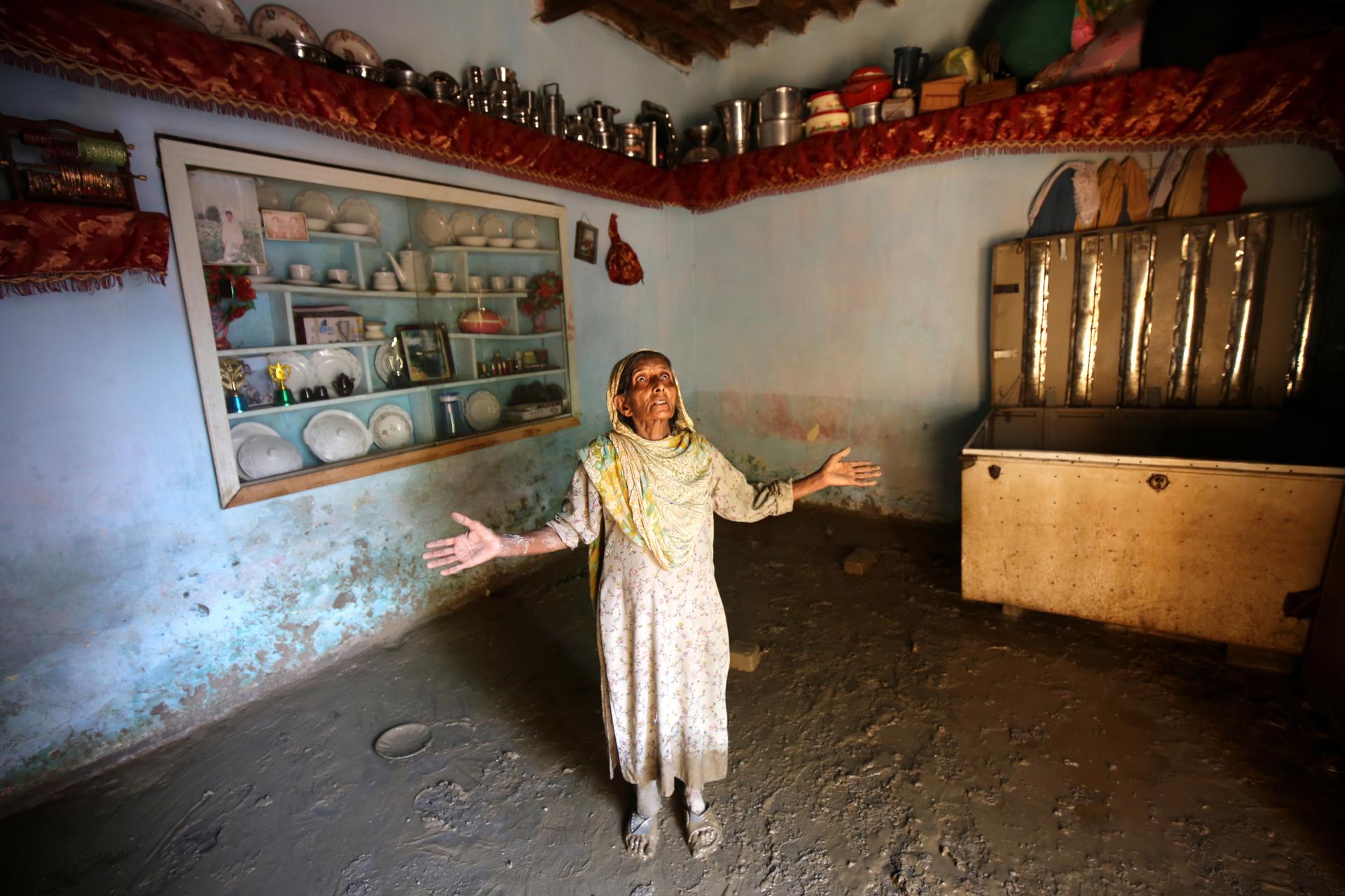 A woman checks her damaged house in the aftermath of floods in Charsadda District, Khyber Pakhtunkhwa province, Pakistan, 28 August 2022. EFE-EPA/FILE/ARSHAD ARBAB