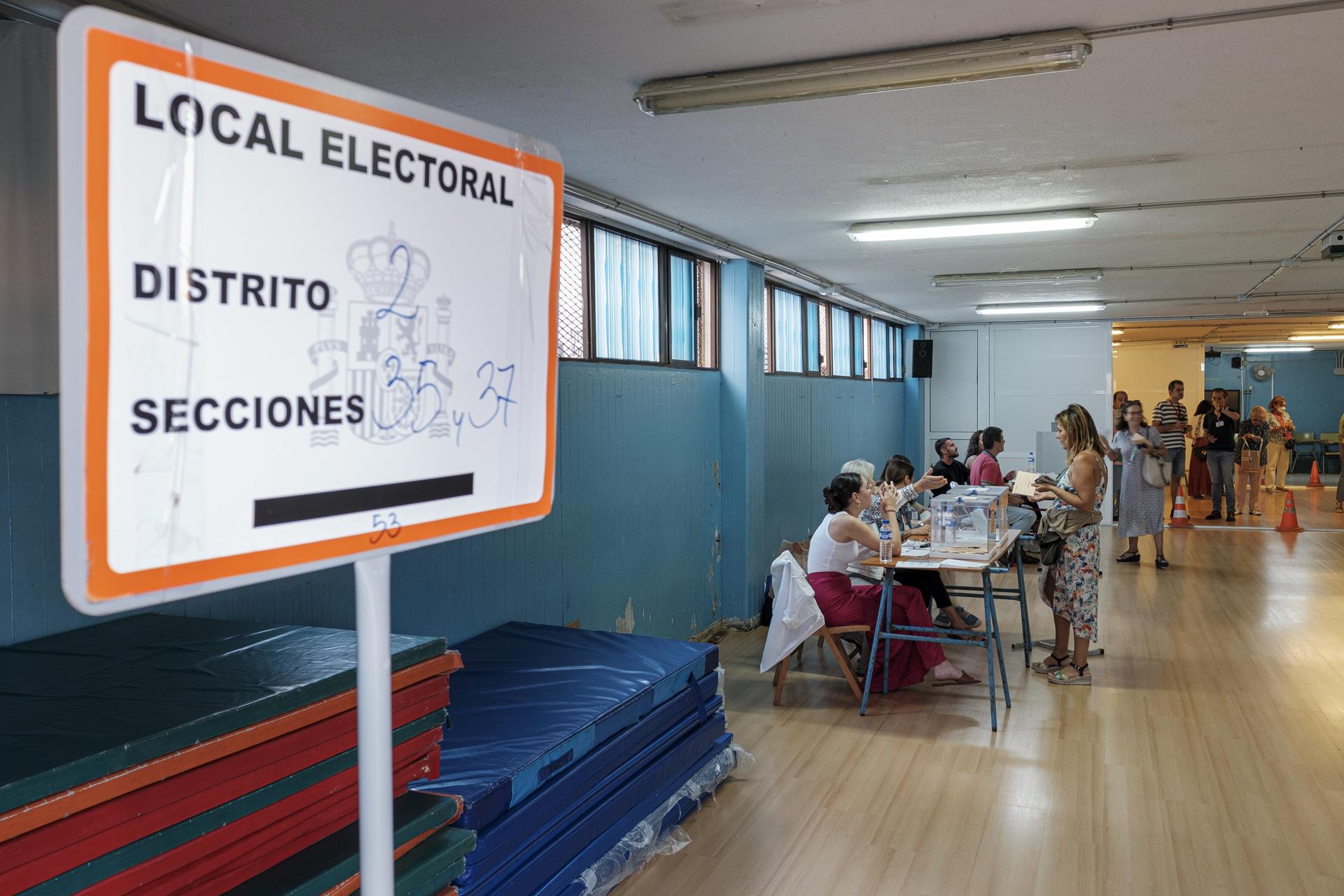 Varias personas ejercen su derecho al voto en uno de los colegios electorales de Las Palmas de Gran Canaria. EFE/ Ángel Medina G.
