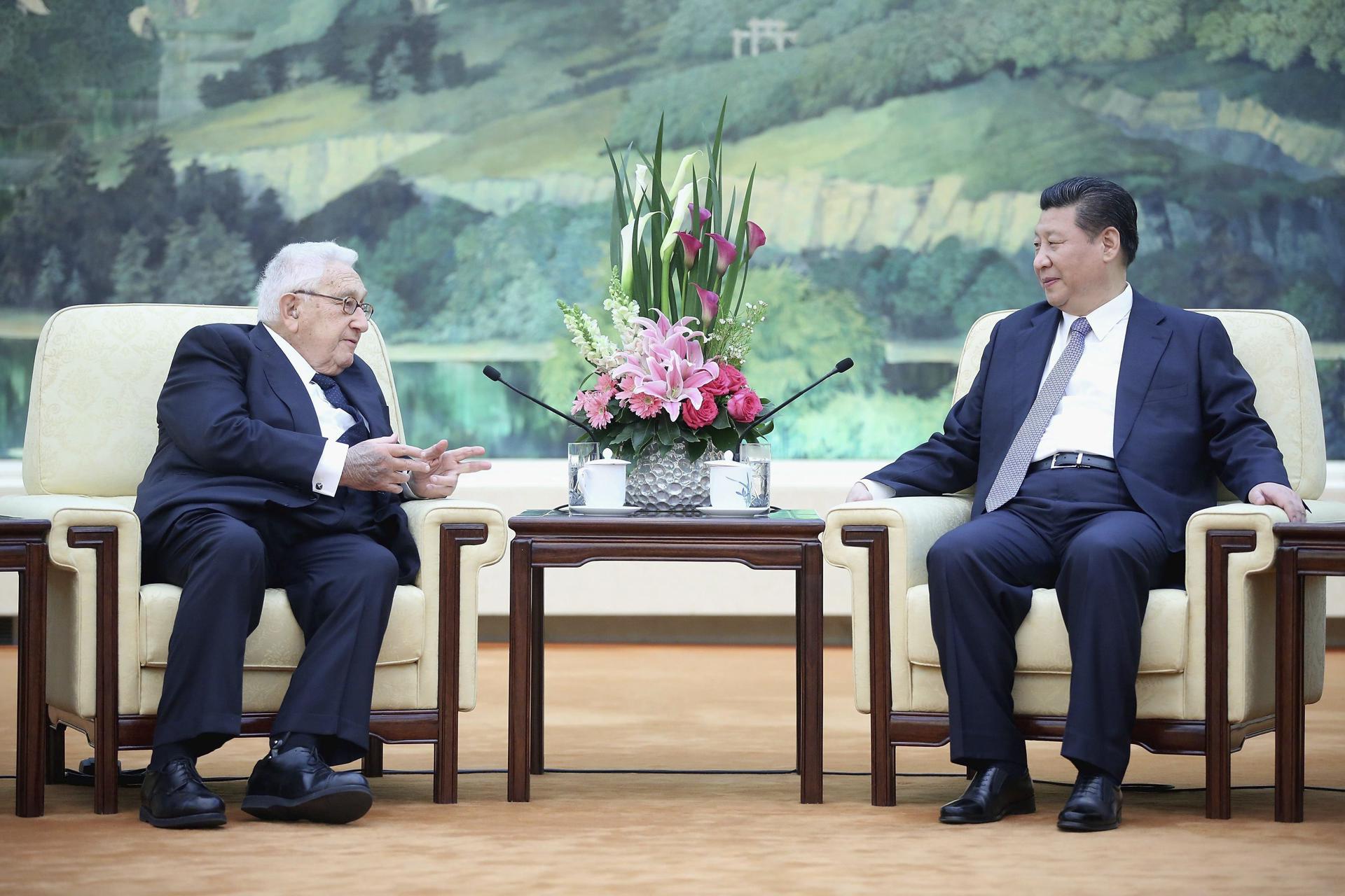 China's President Xi Jinping (right) meets former US secretary of state Henry Kissinger at the Great Hall of the People in Beijing, China, Tuesday, March 17, 2015. EFE FILE/Feng Li / Pool
